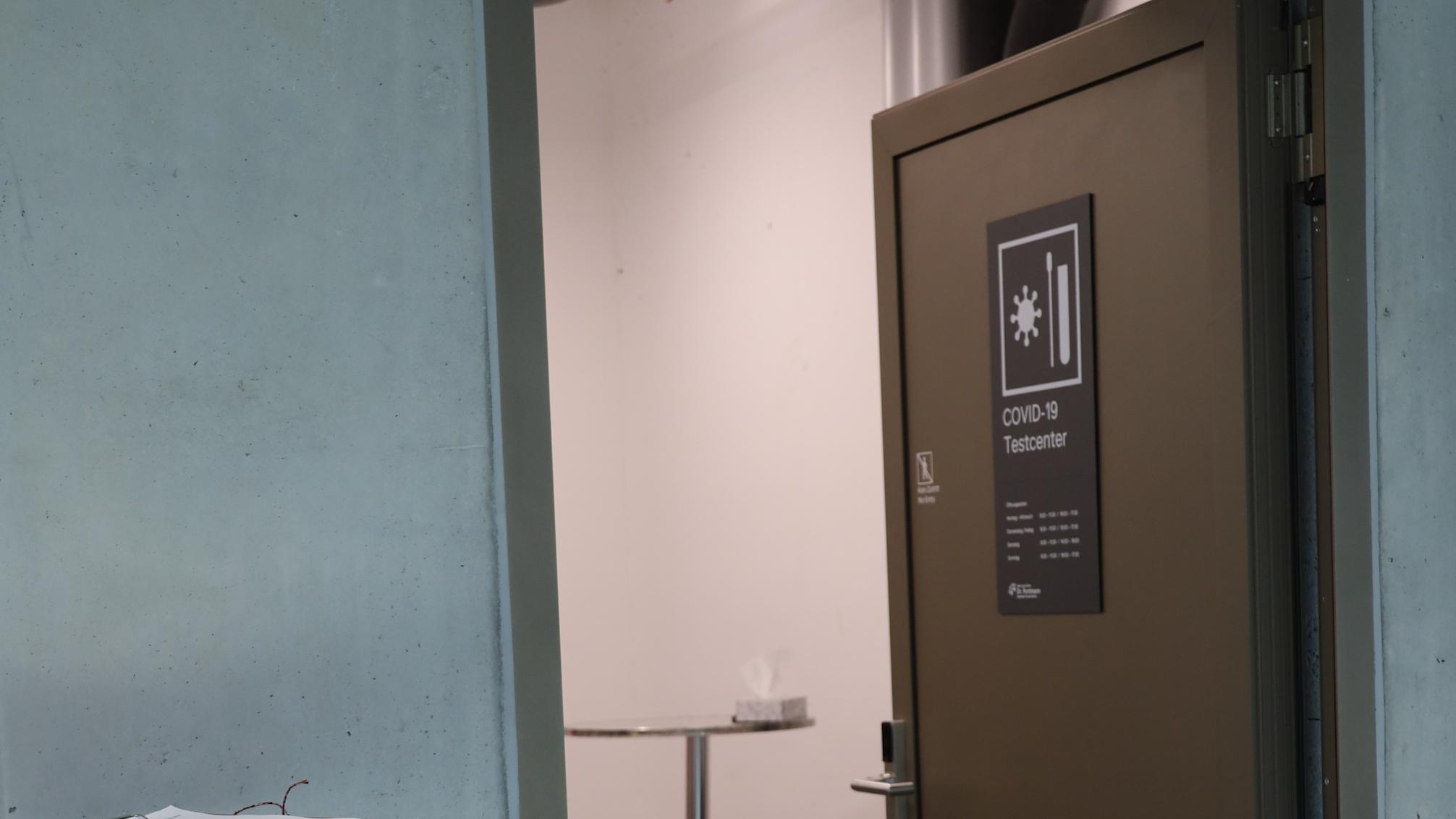 Eingang zum neuen Testzentrum im Grindelwald Terminal 2 