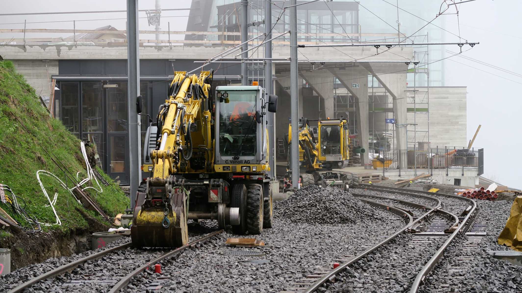 Arbeiten vor der Station Grütschalp kl