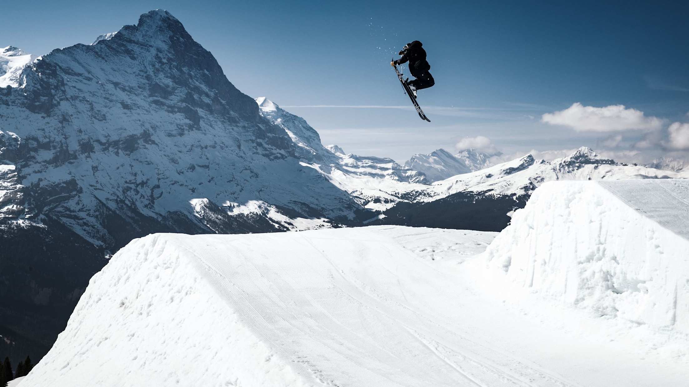 Grindelwald First Snowpark Person auf Kicker kl