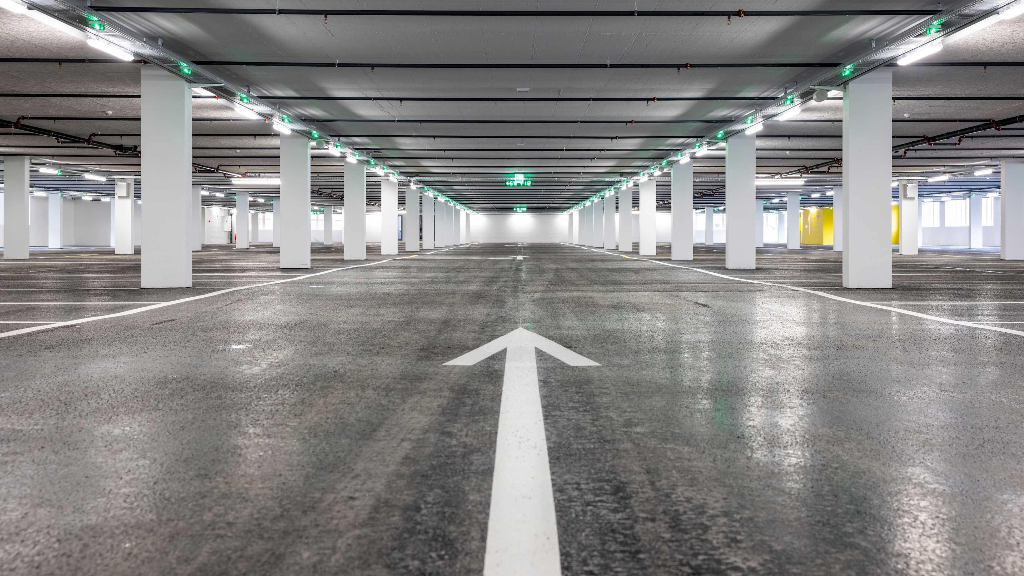 Grindelwald Terminal Parkhaus Innenansicht Pfeil