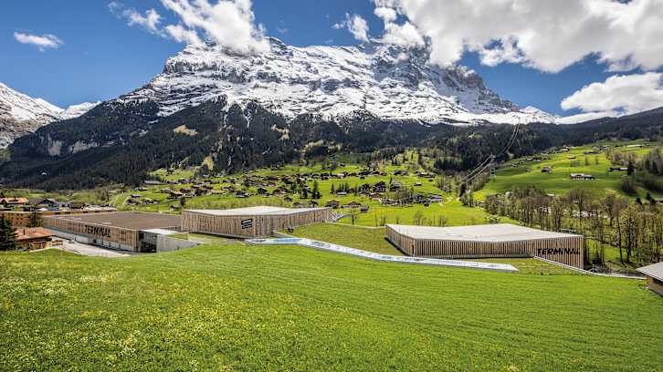 Grindelwald Terminal Parkhaus Aussenansicht Eiger Sommer