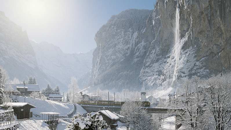 Lauterbrunnen Winter Staubbachfall Wengernalpbahn