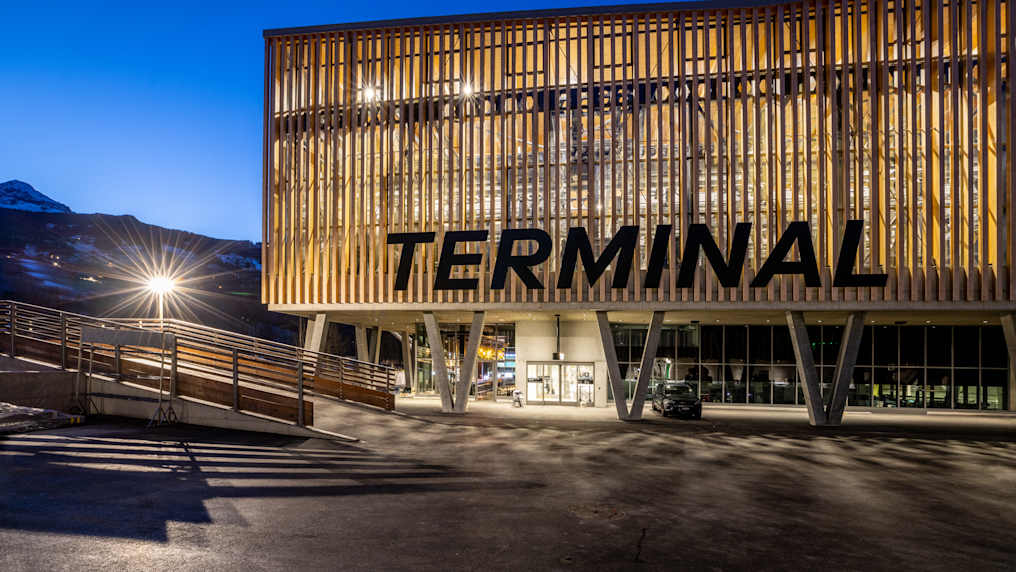 Grindelwald Terminal Aussenaufnahme Abend