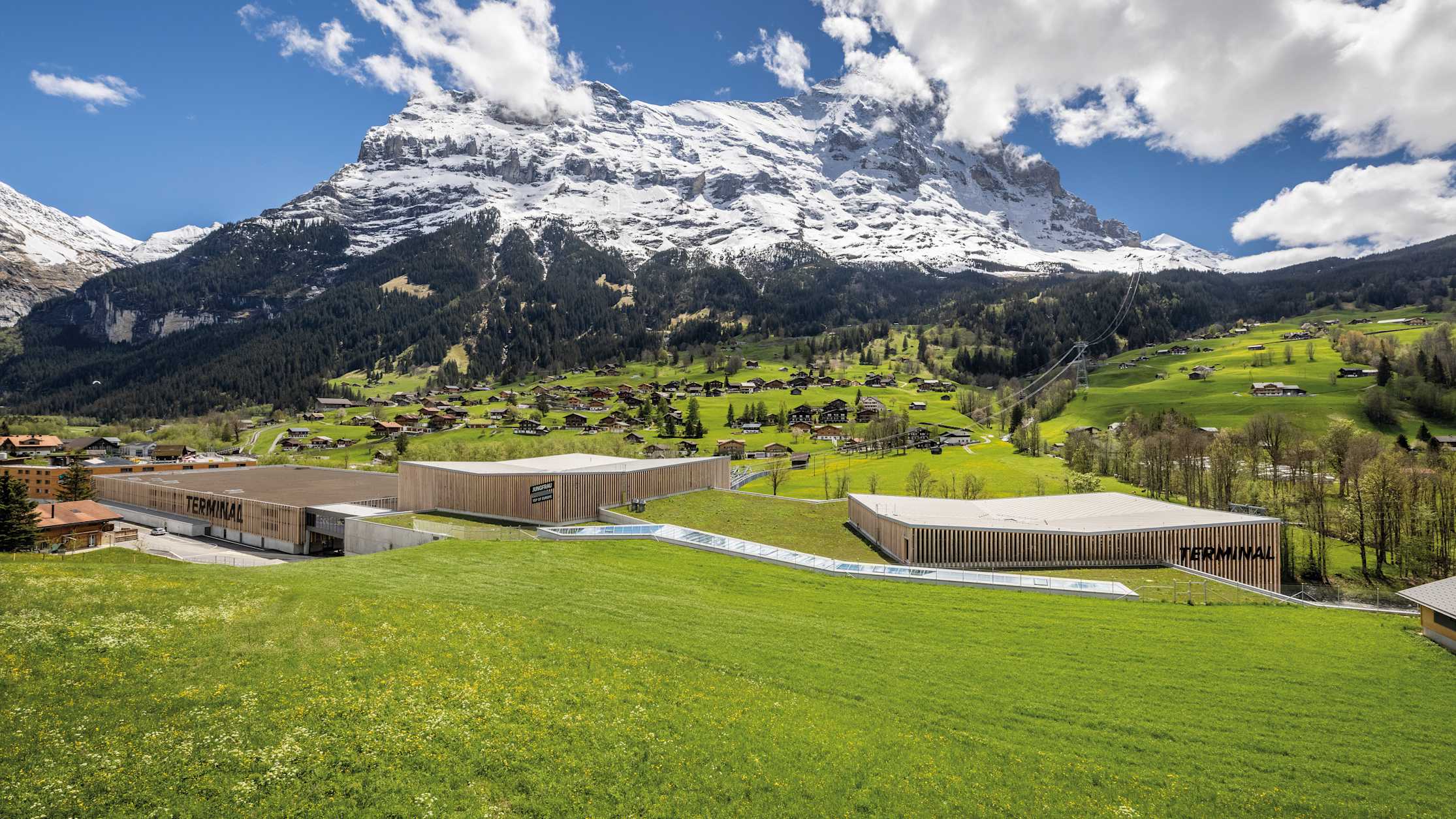 Grindelwald Terminal Parkhaus Aussenansicht Eiger Sommer