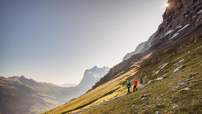 Kleine Scheidegg Eigertrail 3 Personen am wandern