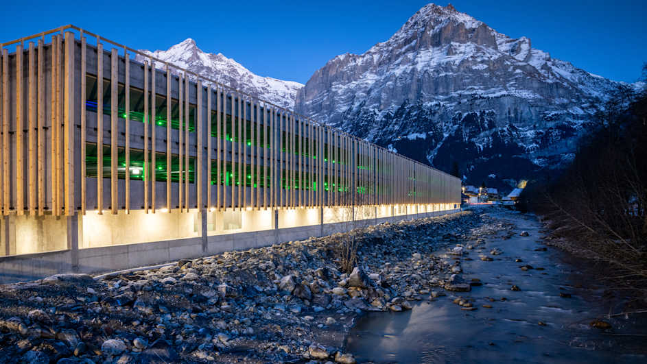 Grindelwald Terminal Parkhaus Aussenaufnahme Maettenberg Abend