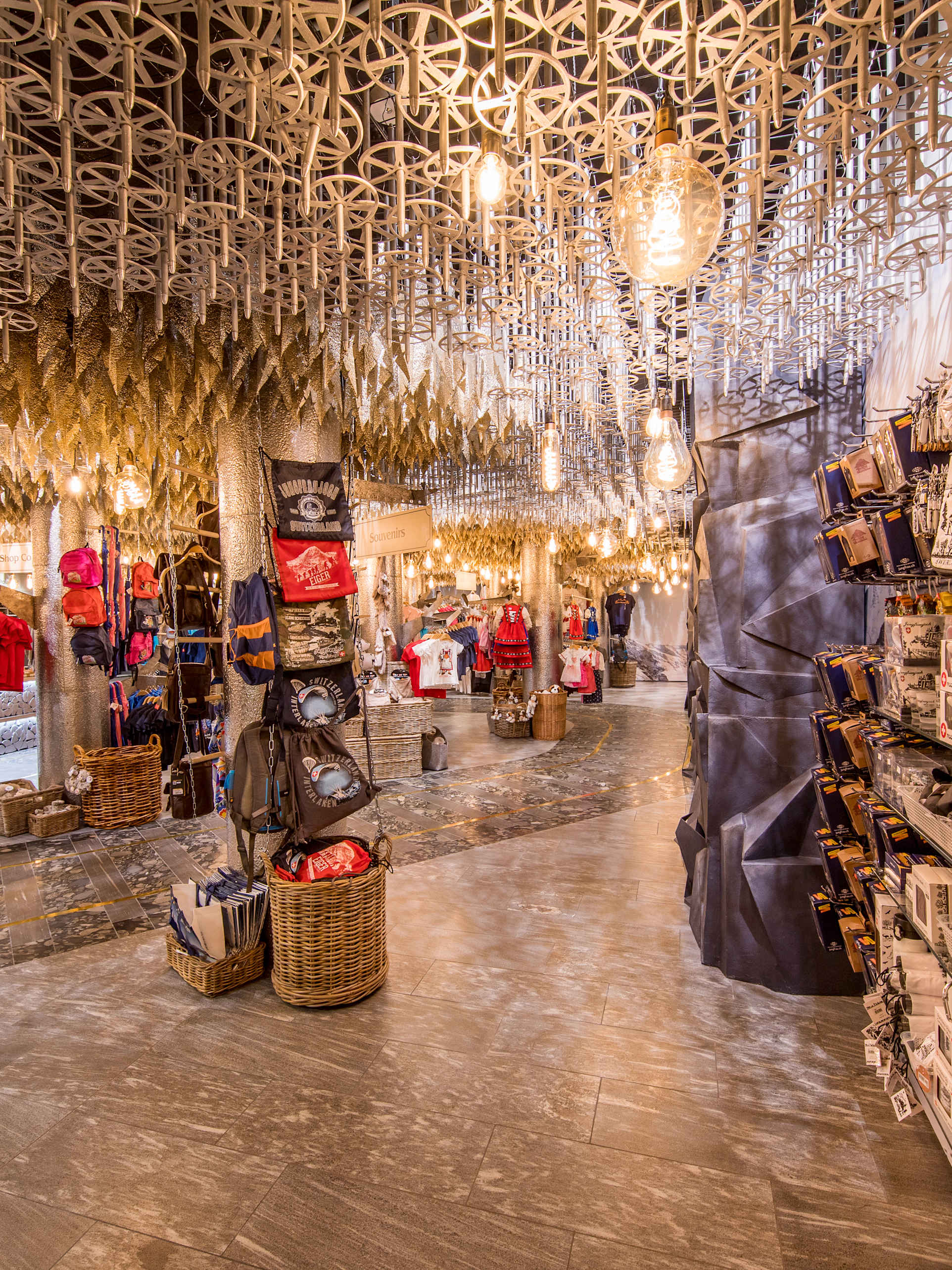 Erlebnisse-Aktivitaeten, Flagshipstore, Innenaufnahme, Interlaken, Jungfraubahnen, Lindt, Partnerschaften, Shop, Store, Swatch, Verhältnisse, Victorinox, jungfrau.ch