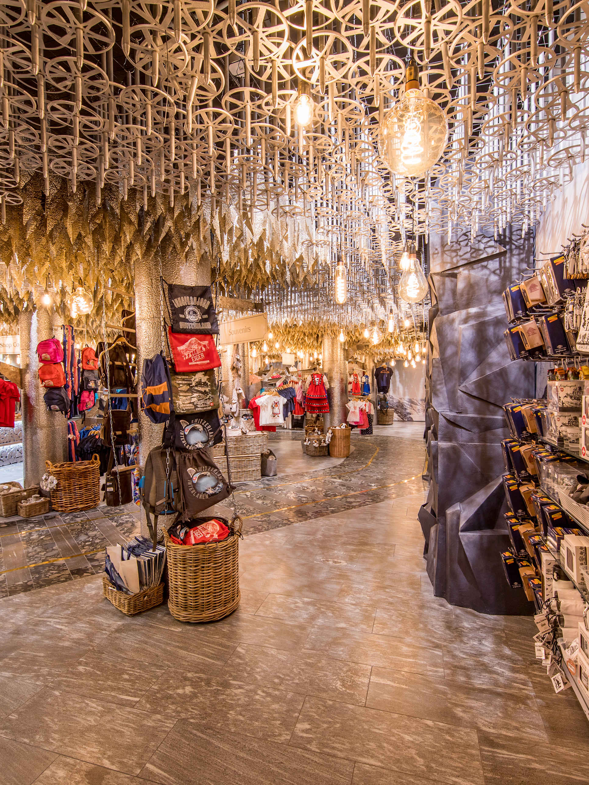 Erlebnisse-Aktivitaeten, Flagshipstore, Innenaufnahme, Interlaken, Jungfraubahnen, Lindt, Partnerschaften, Shop, Store, Swatch, Verhältnisse, Victorinox, jungfrau.ch