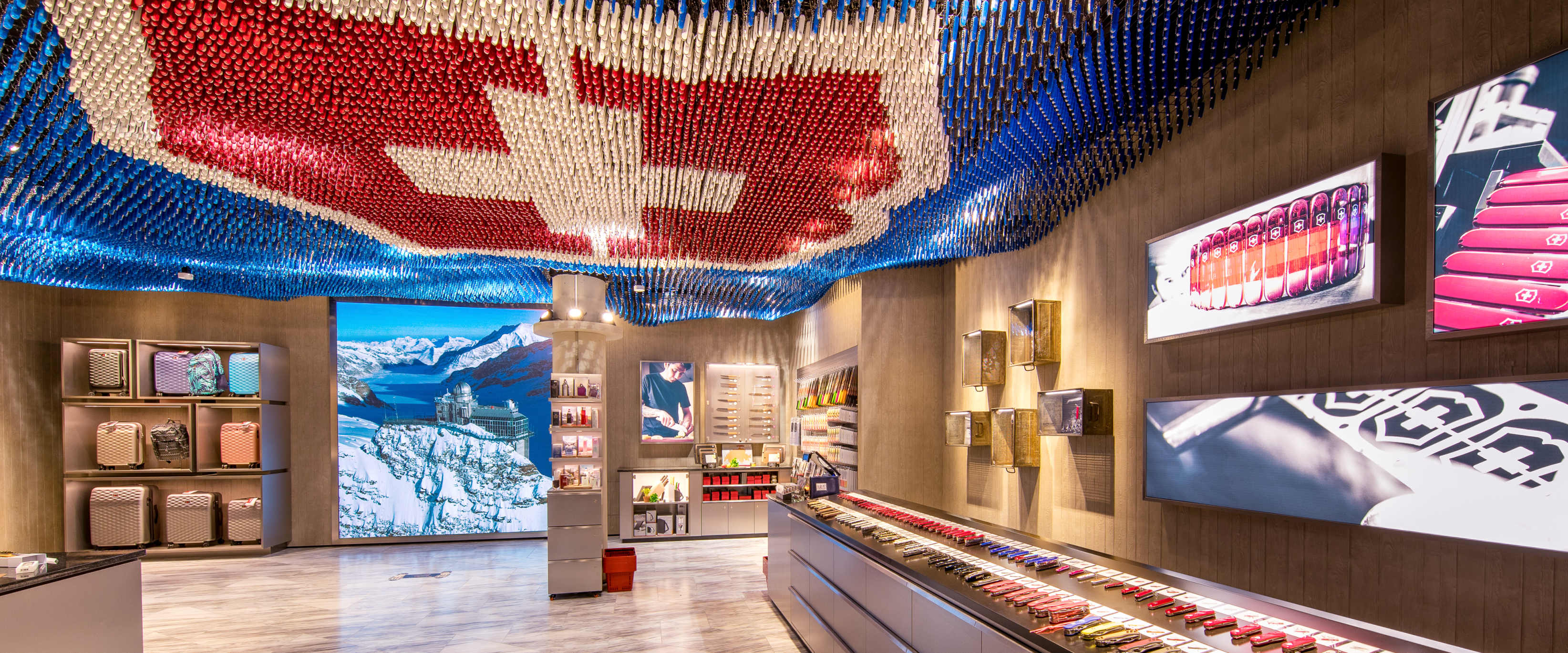 Experiences, flagship store, indoors, Interlaken, Jungfrau Railways, Lindt, partnerships, shop, store, Swatch, relationships, Victorinox, jungfrau.ch