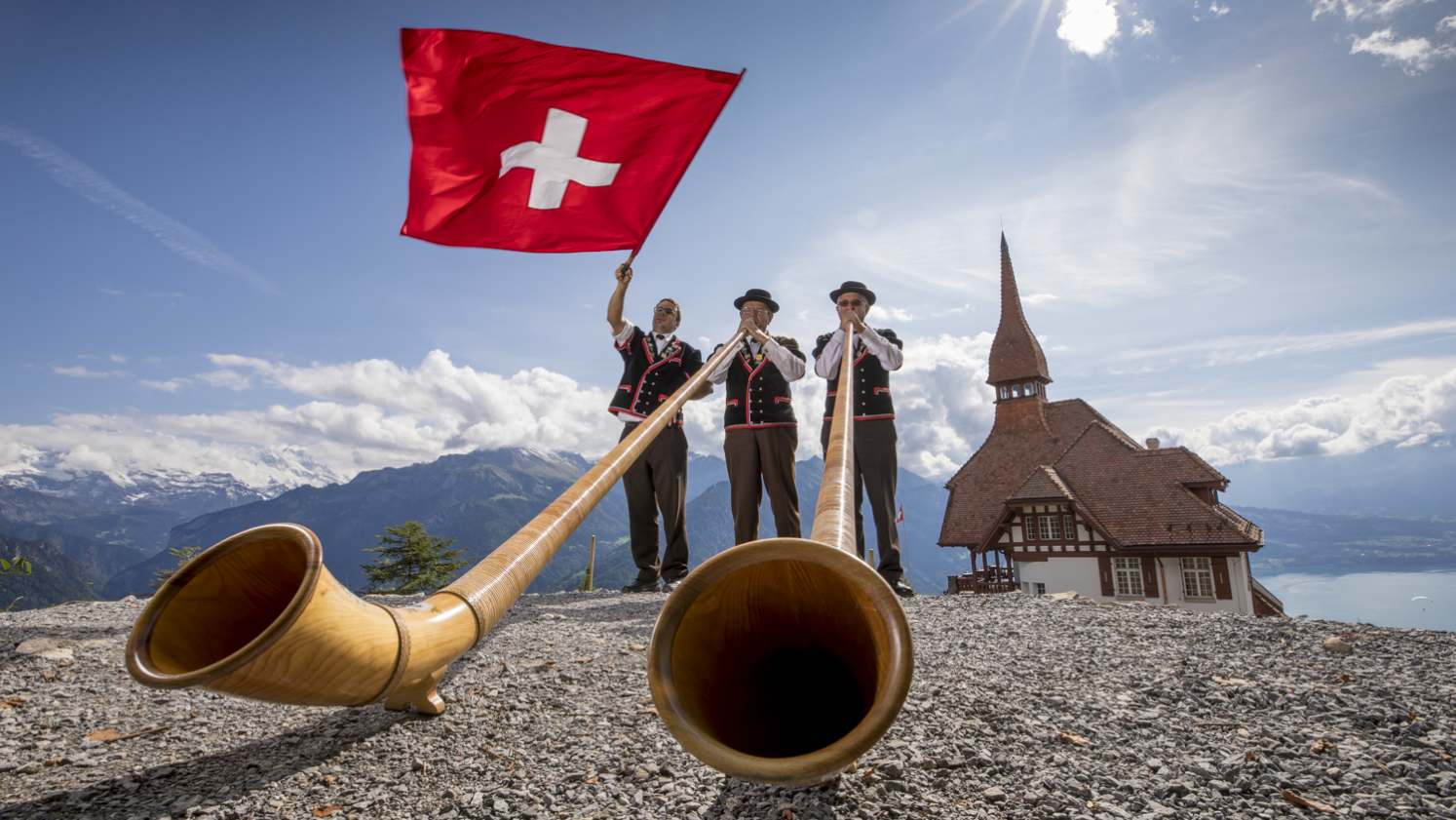 Harder Kulm Live Volklore Show Alphornblaeser Fahnenschwinger