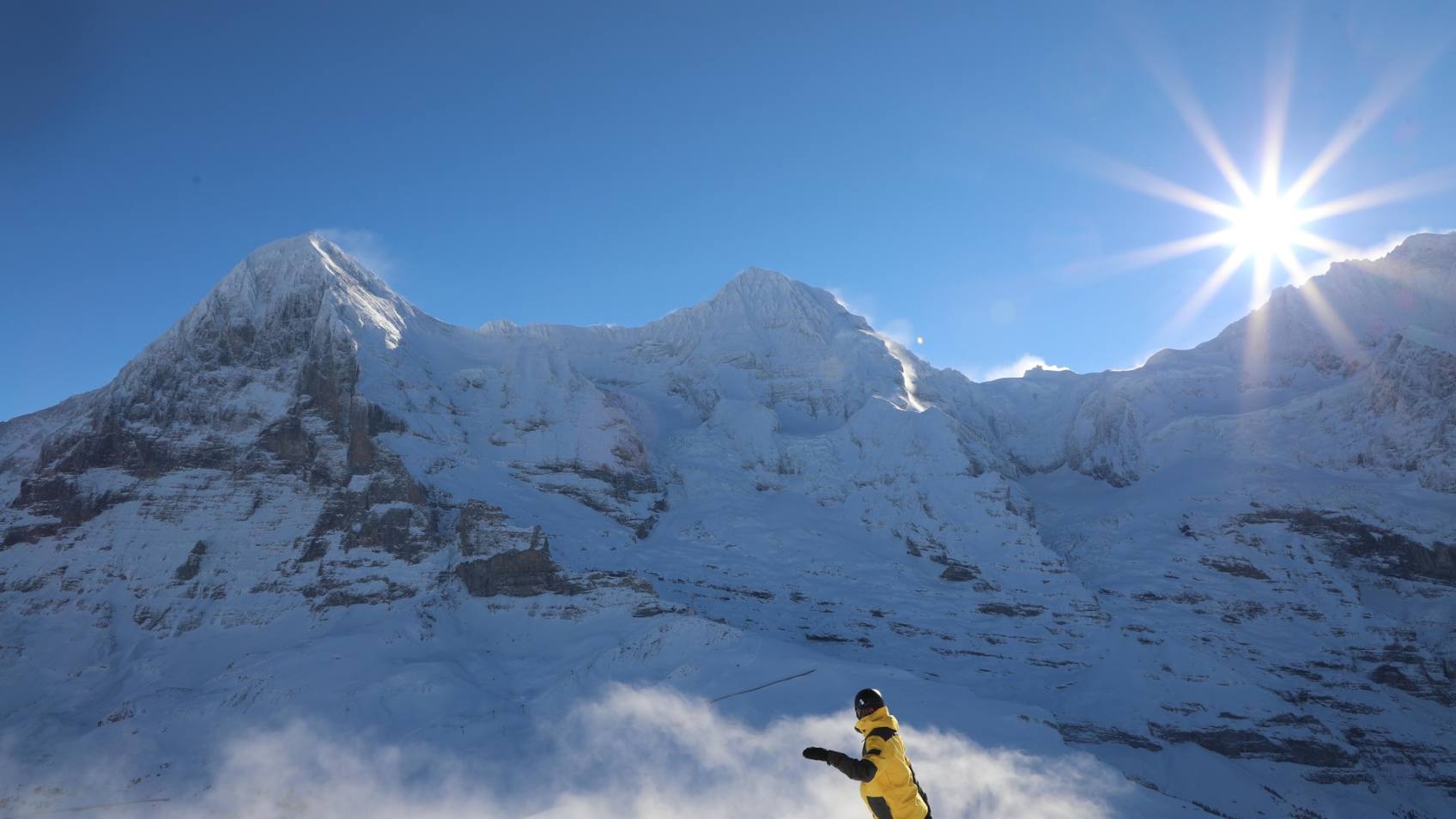 Snowboarder vor Eiger Moench und Jungfrau