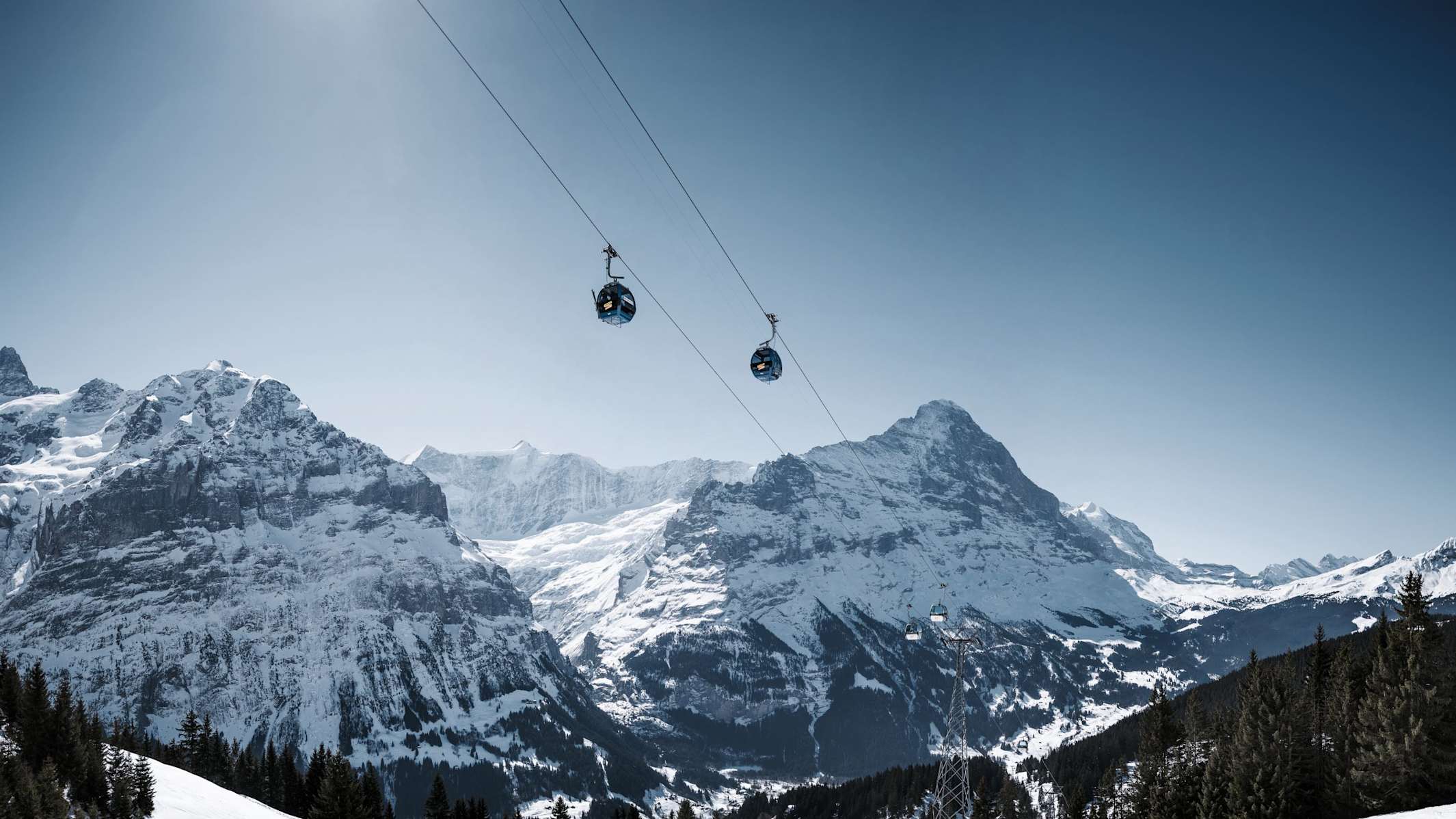 Grindelwald First Schreckhorn mit Gondeln kl