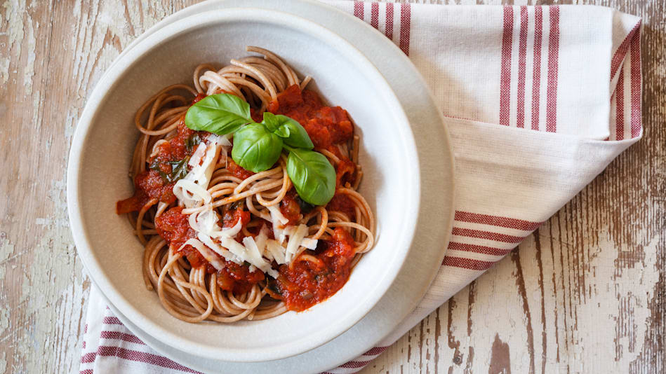 Bol, fourchette, personne, nourriture et boisson, sauce, sauce tomate, nouilles, pâtes, spaghetti, fraîcheur, salle intérieure, photo en studio, panorama, bois, cuisine saine, fromage, parmesan, repas complet, épice, herbes, basilic, torchon, épeautre, cuisine italienne, épice, nourriture et boisson, pâtes d’épeautre, spaghetti complets