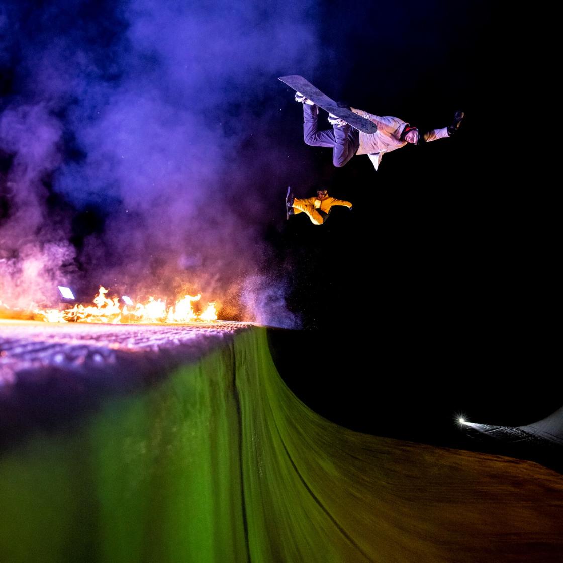 Iouri Podladtchikov vorne und Gian Simmen hinten in der Halfpipe quer