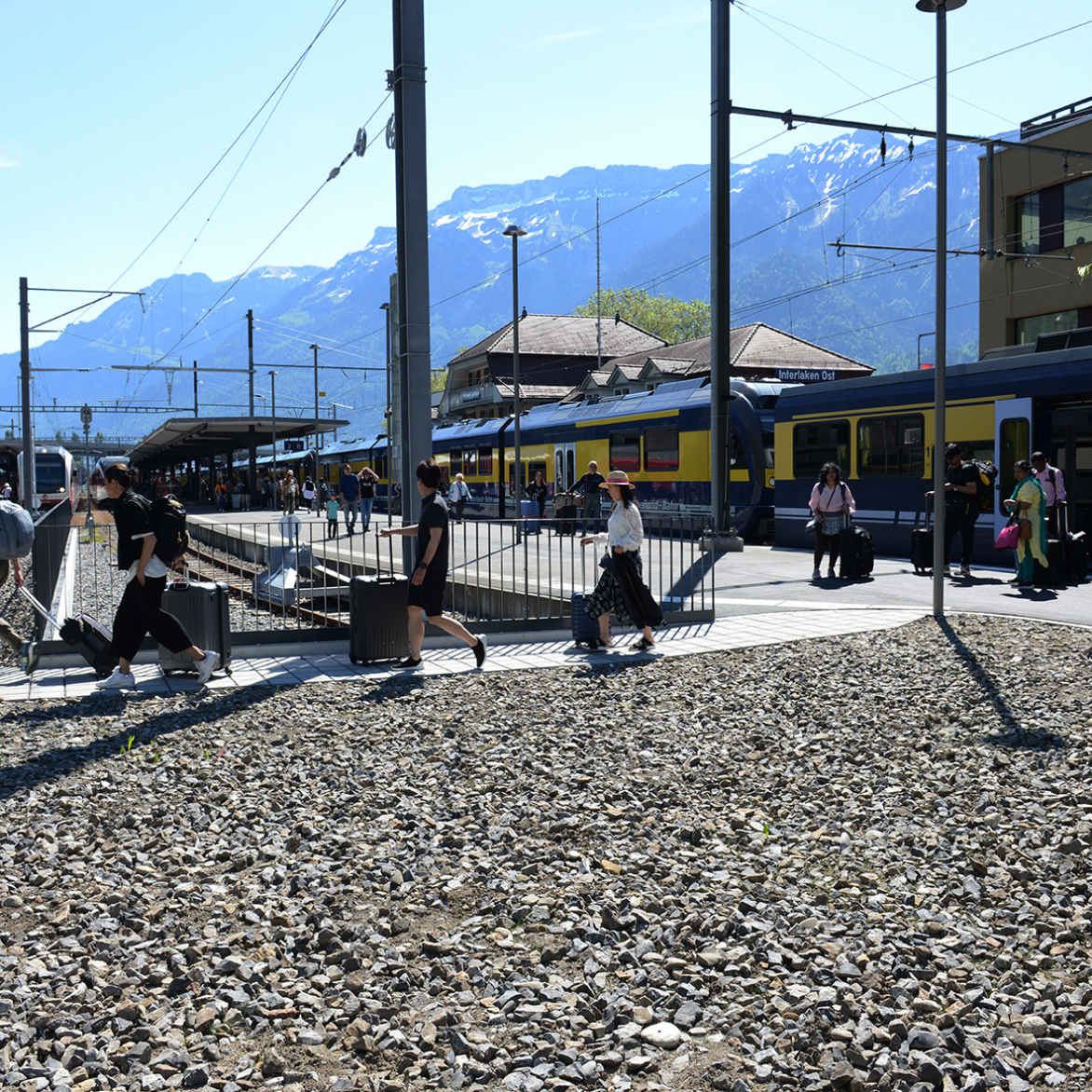 Gaeste nutzen Direktzugang zu Gleisen