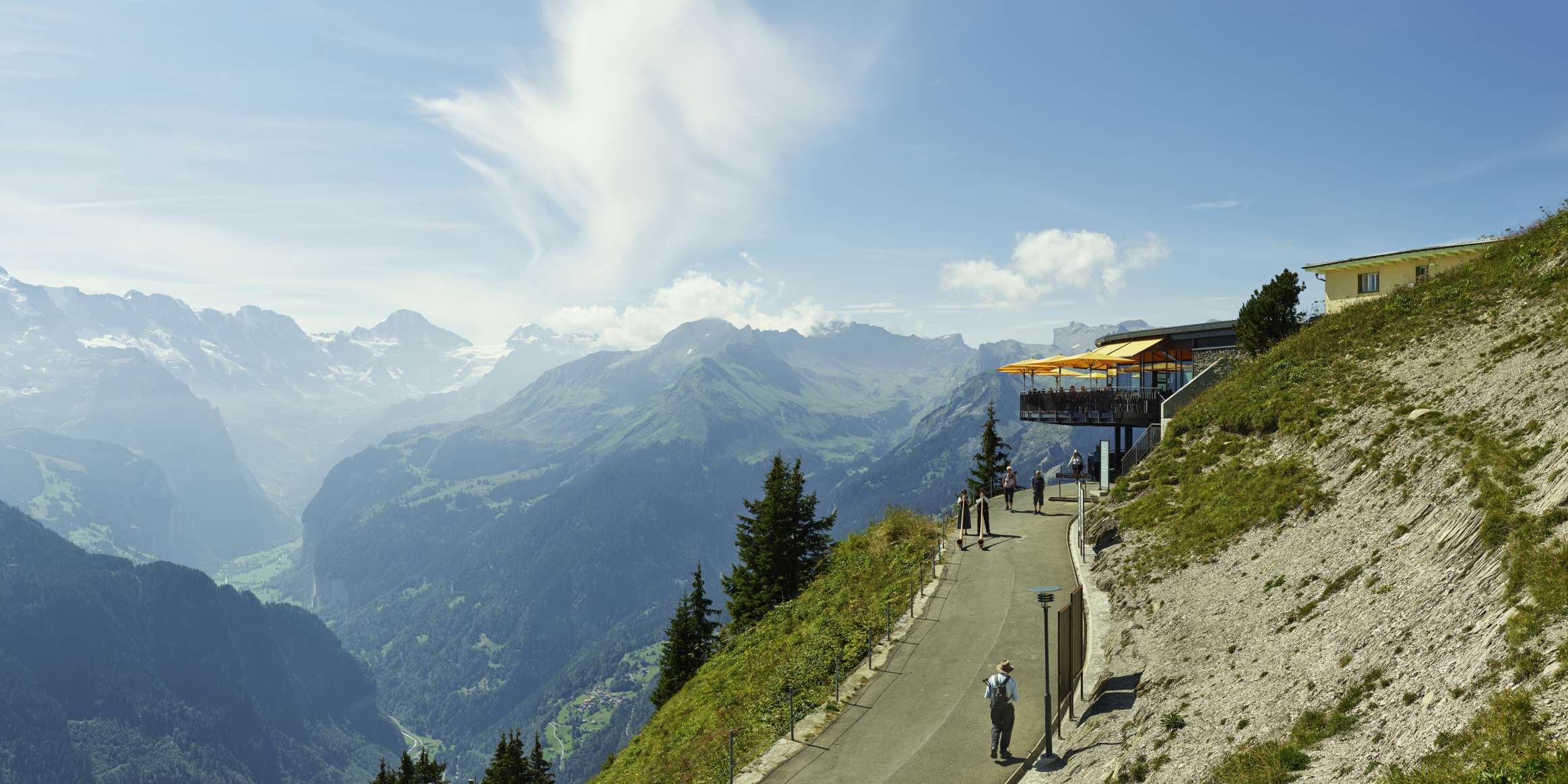 Schynige Platte Panorama Eiger Jungfrau Maennlichen Restaurant Terrasse Sommer
