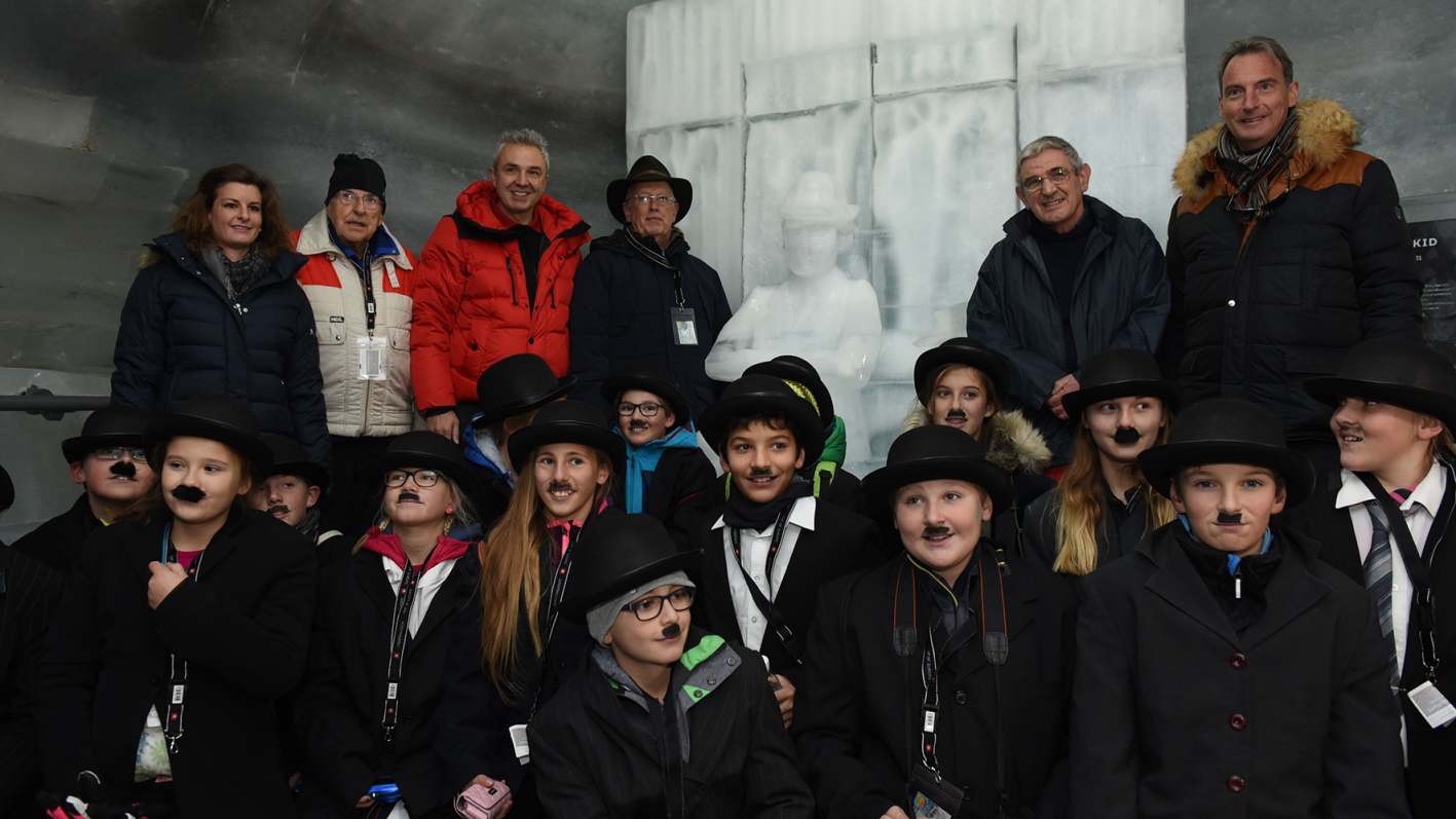 Mit der Schulklasse von Boenigen vor der Statue hinten U Kessler E Chaplin J Doubleday JP Pigeon