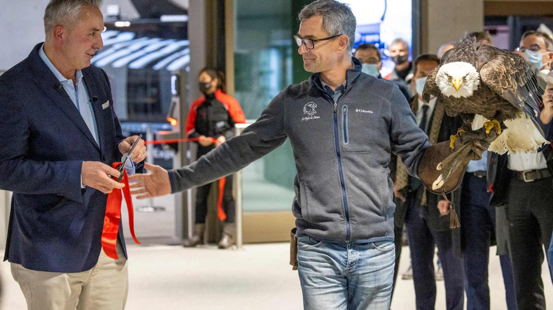 Urs Kessler lors de la remise des ciseaux par l’aigle Sherkan et son propriétaire Jacques Oliver Travers Copie