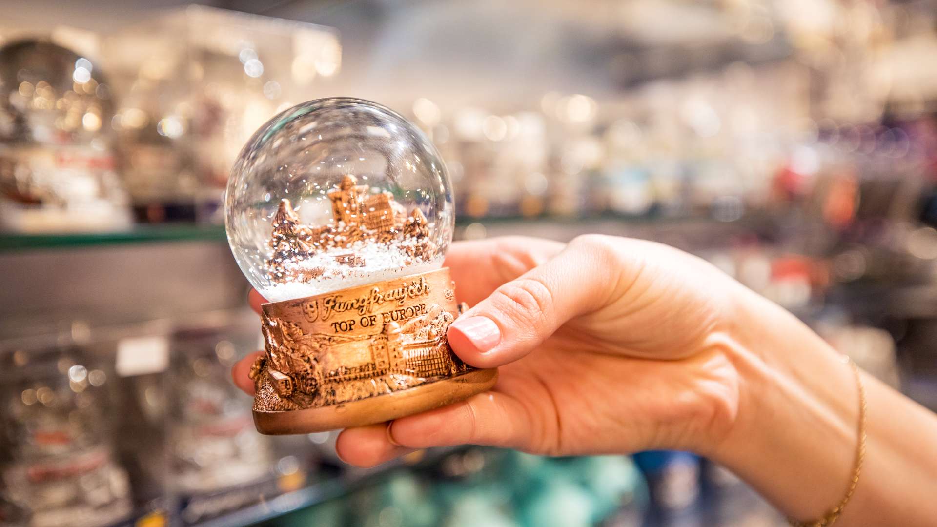 Erlebnisse-Aktivitaeten, Flagshipstore, Innenaufnahme, Interlaken, Jungfraubahnen, Lindt, Partnerschaften, Shop, Store, Swatch, Verhältnisse, Victorinox, jungfrau.ch