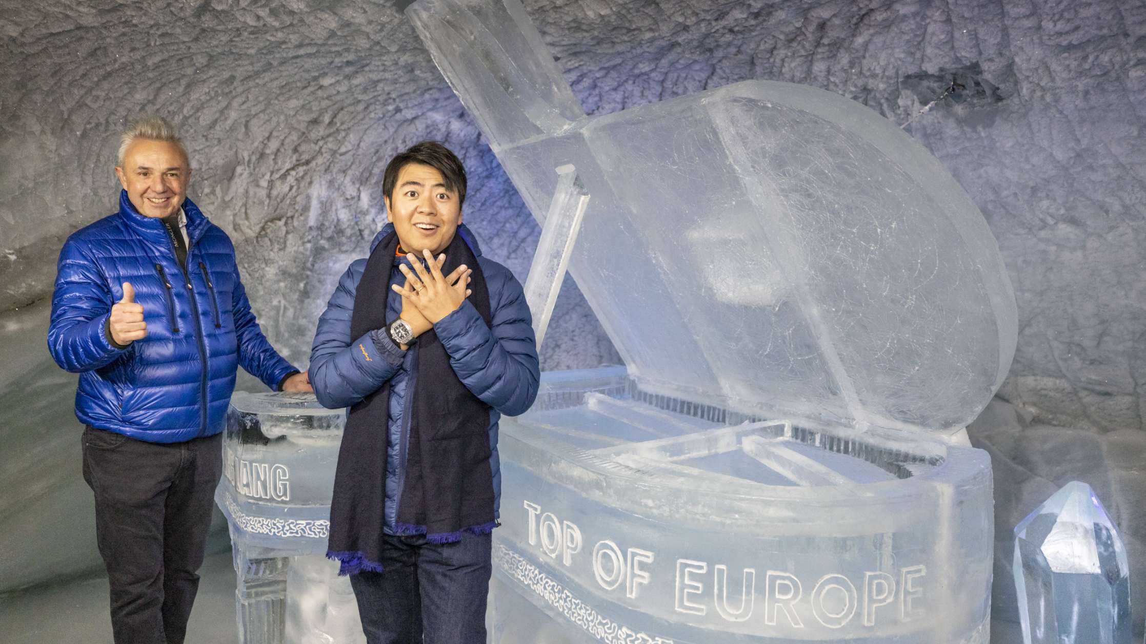Jungfraubahnen Direktor Urs Kessler links Star Pianist Lang Lang rechts vor der Eisskulptur fuer Lang Lang im Eispalast auf dem Jungfraujoch