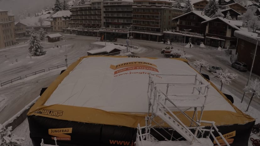 Der 15 mal 15 Jump Bag wird von Grindelwald auf First ins Freestyle Gebiet transportiert Kopie