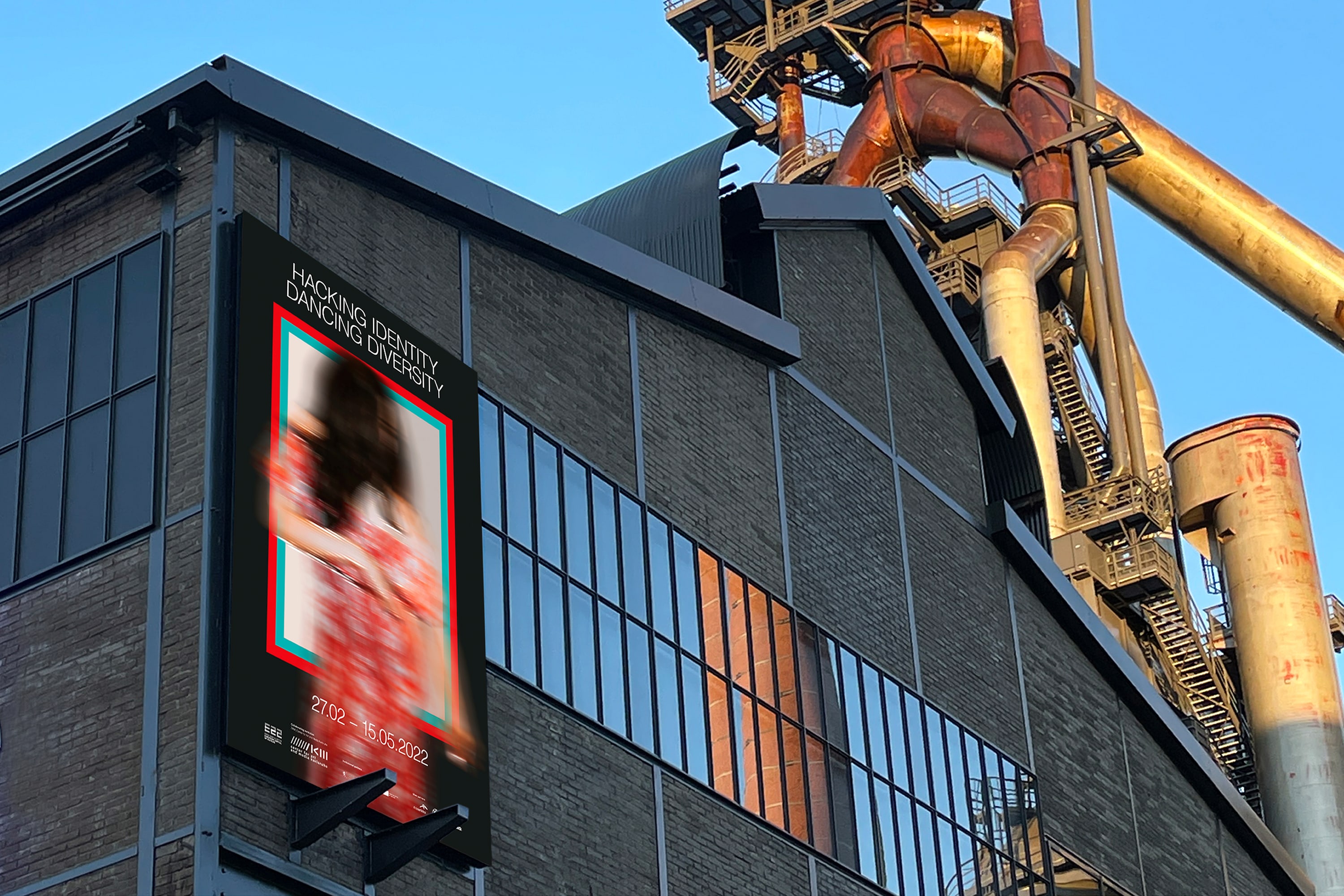 Billboard-Anzeige an einem Fabrikgebäude