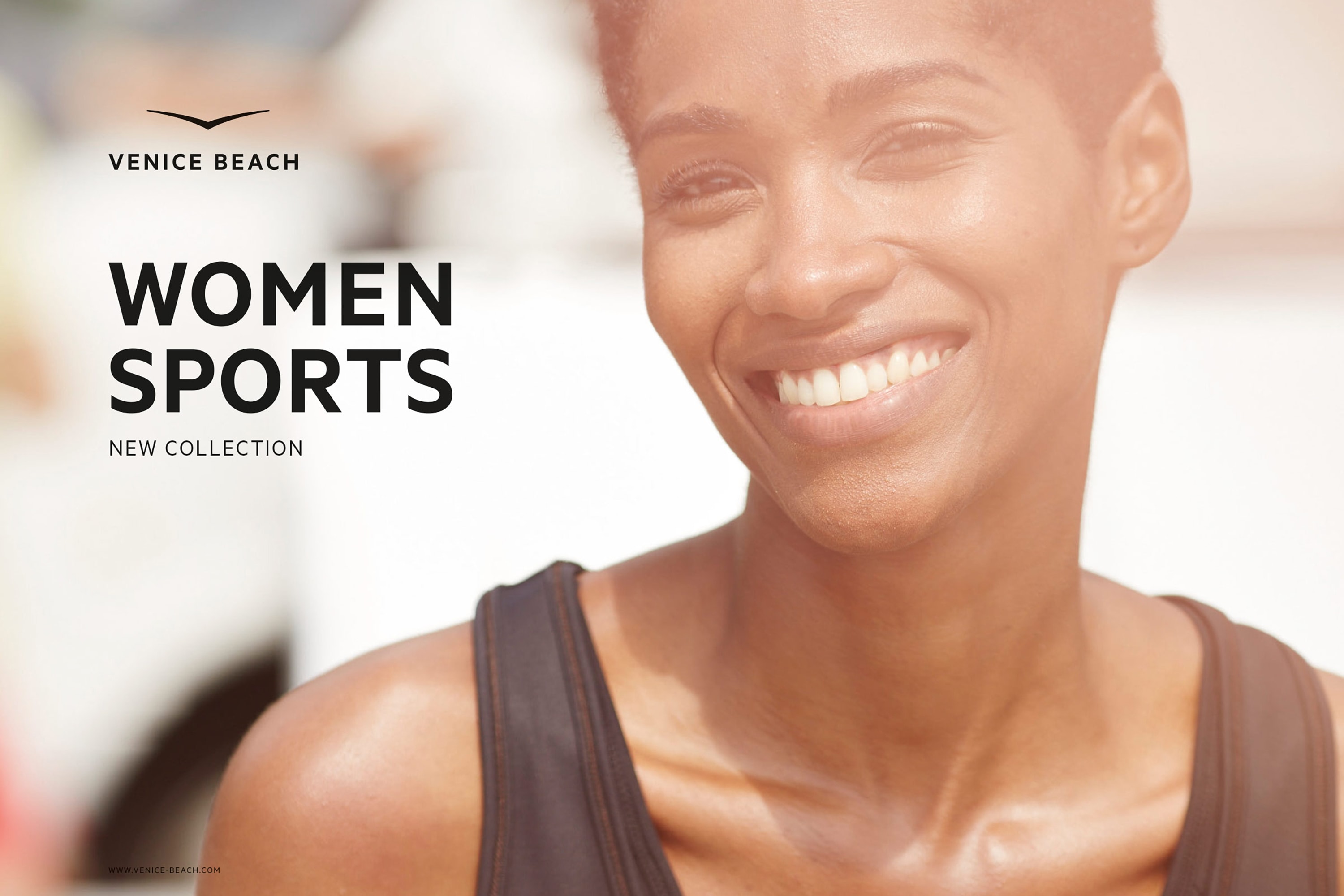 Kampagnenfotografie von einer lächelnden Frau, die Sport macht. »WOMEN SPORTS – NEW COLLECTION«