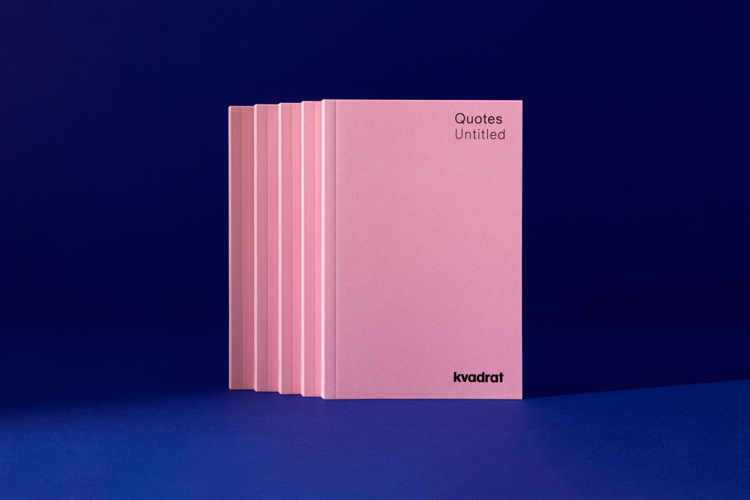 Vier rosa Booklets für die Quotes-Kamapgne: Hintereinander aufgestellt vor blauem Hintergrund.