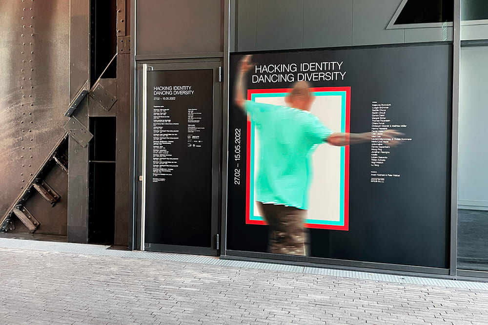 Billboard-Mockup mit ZKM-Plakat zu der Ausstellung »Hacking Identity, Dancing Diversity.«