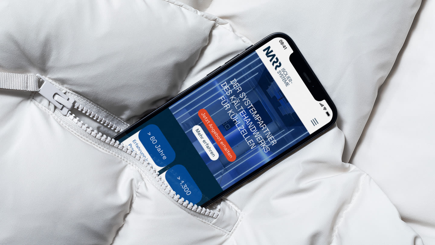 Smartphone ragt aus der Tasche einer weißen Daunenjacke, der Screen zeigt die NARR Landingpage.