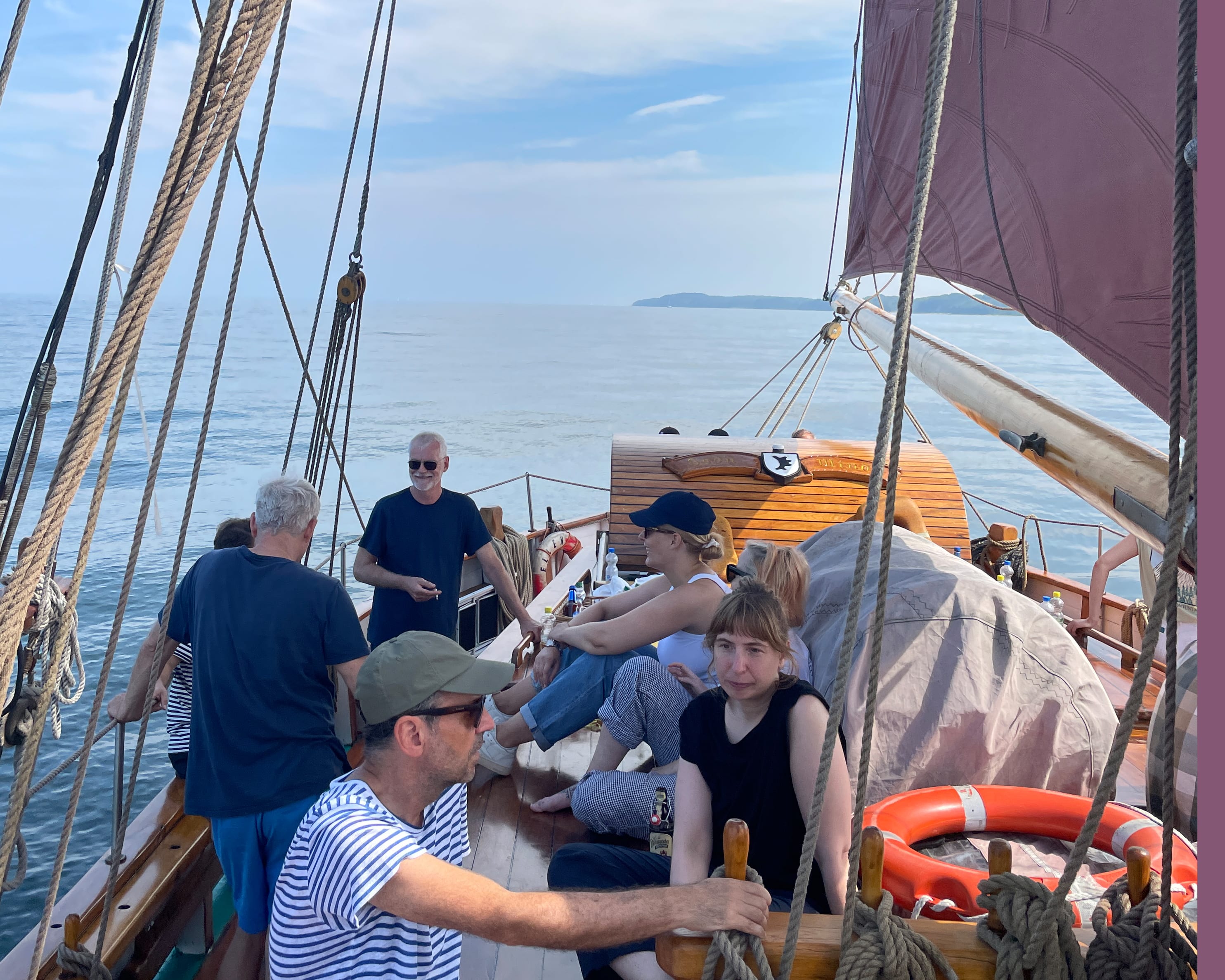 Junos auf einem Segelboot im Rahmen eines Ausfluges