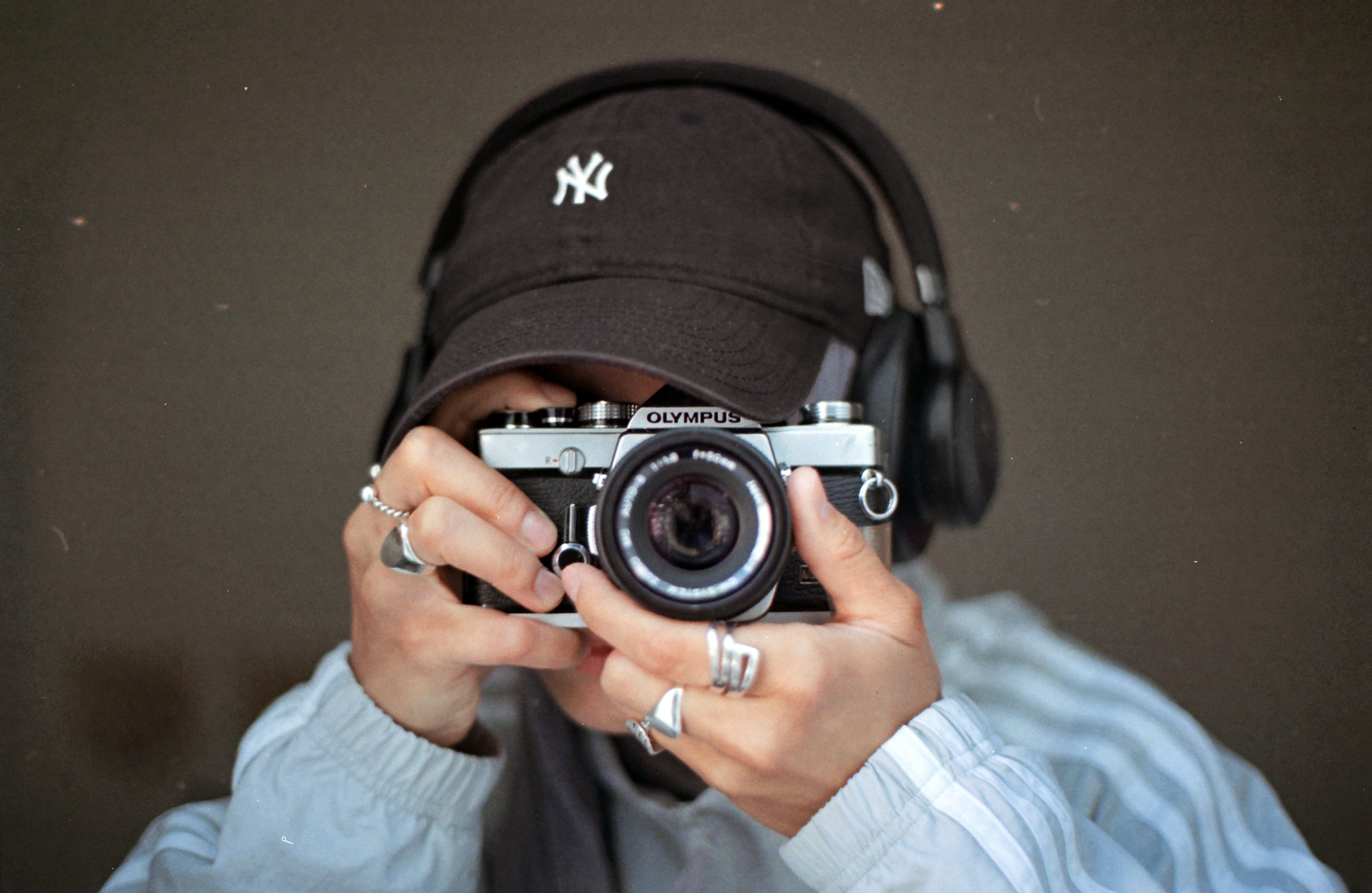 Nursema Yilmaz fotografiert mit einer analogen Kamera