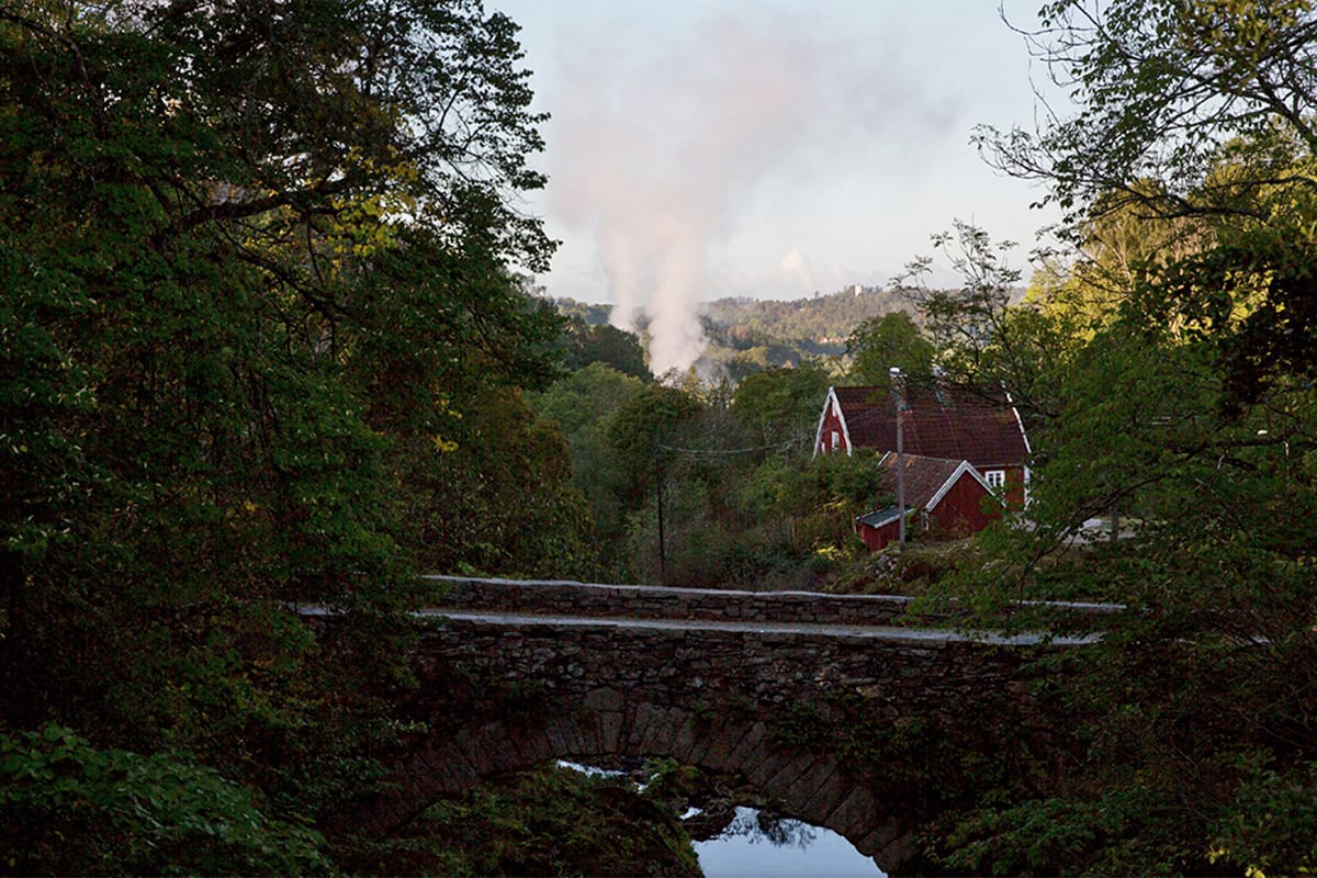 Dorf Munkedal mit einem roten Haus mitten im Wald