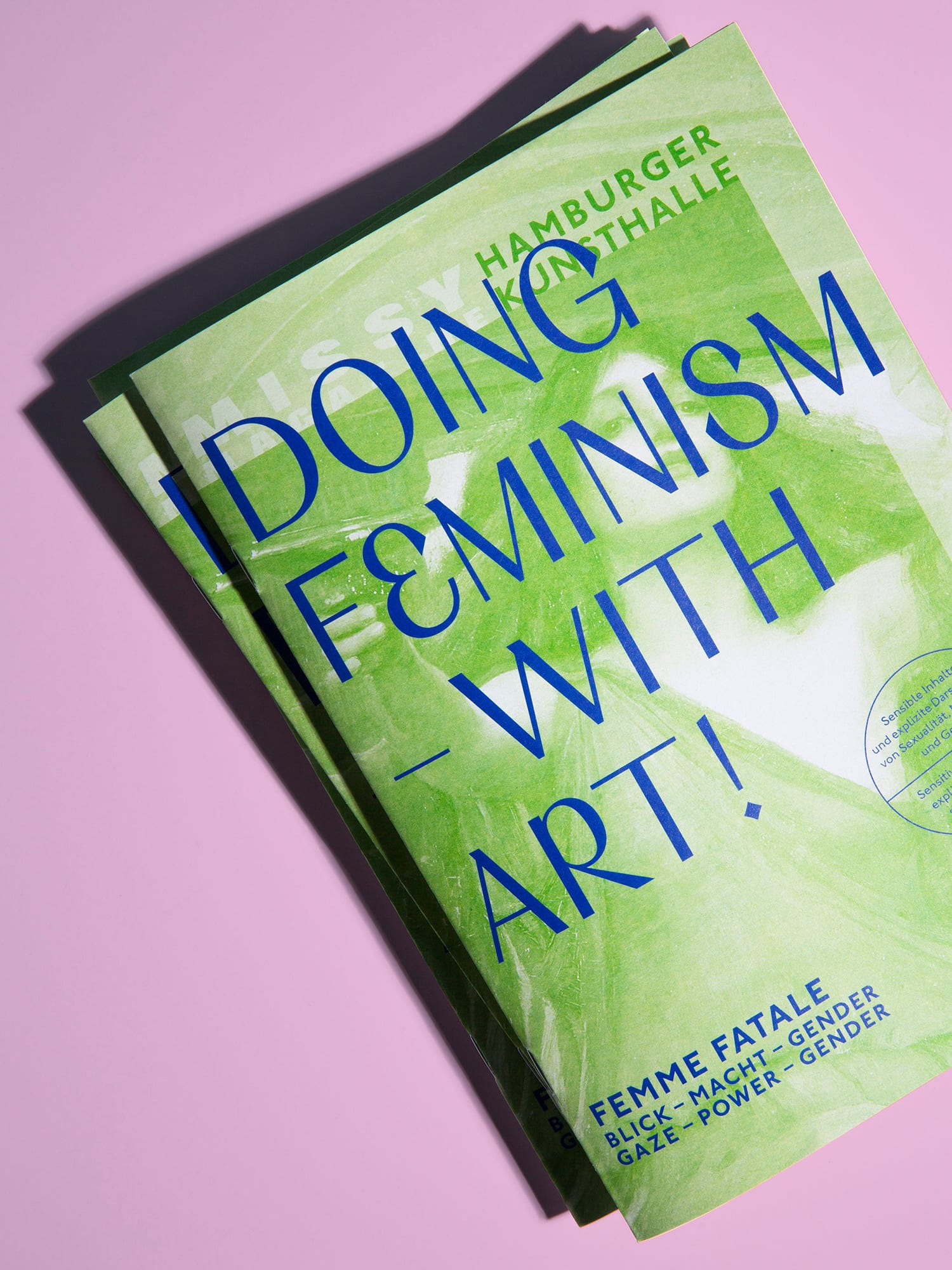 Booklet-Cover der Ausstellung Femme Fatale »Doing Feminism - with art«