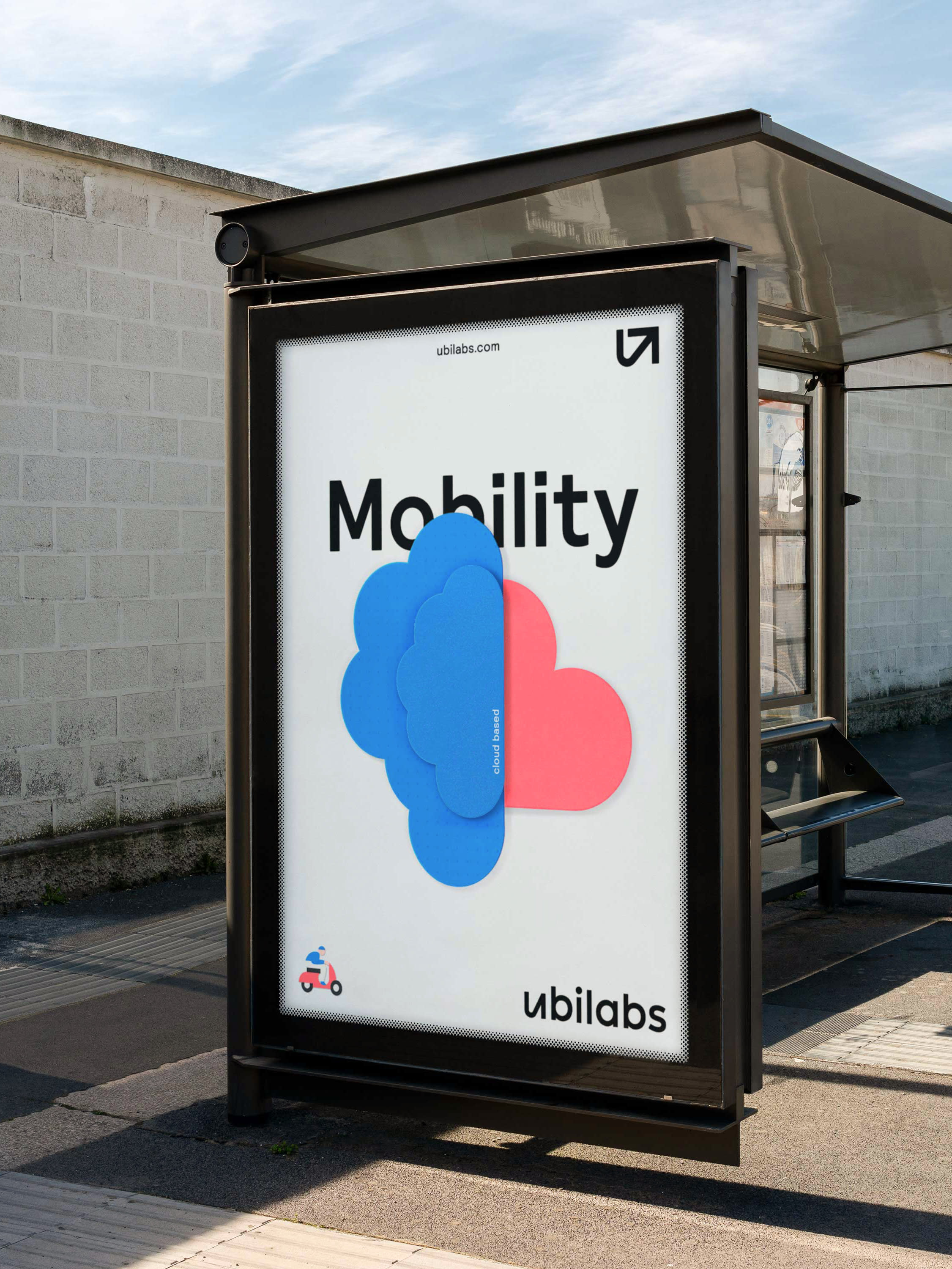 Billboard-Anzeige »Mobility« an einer Bushaltestelle