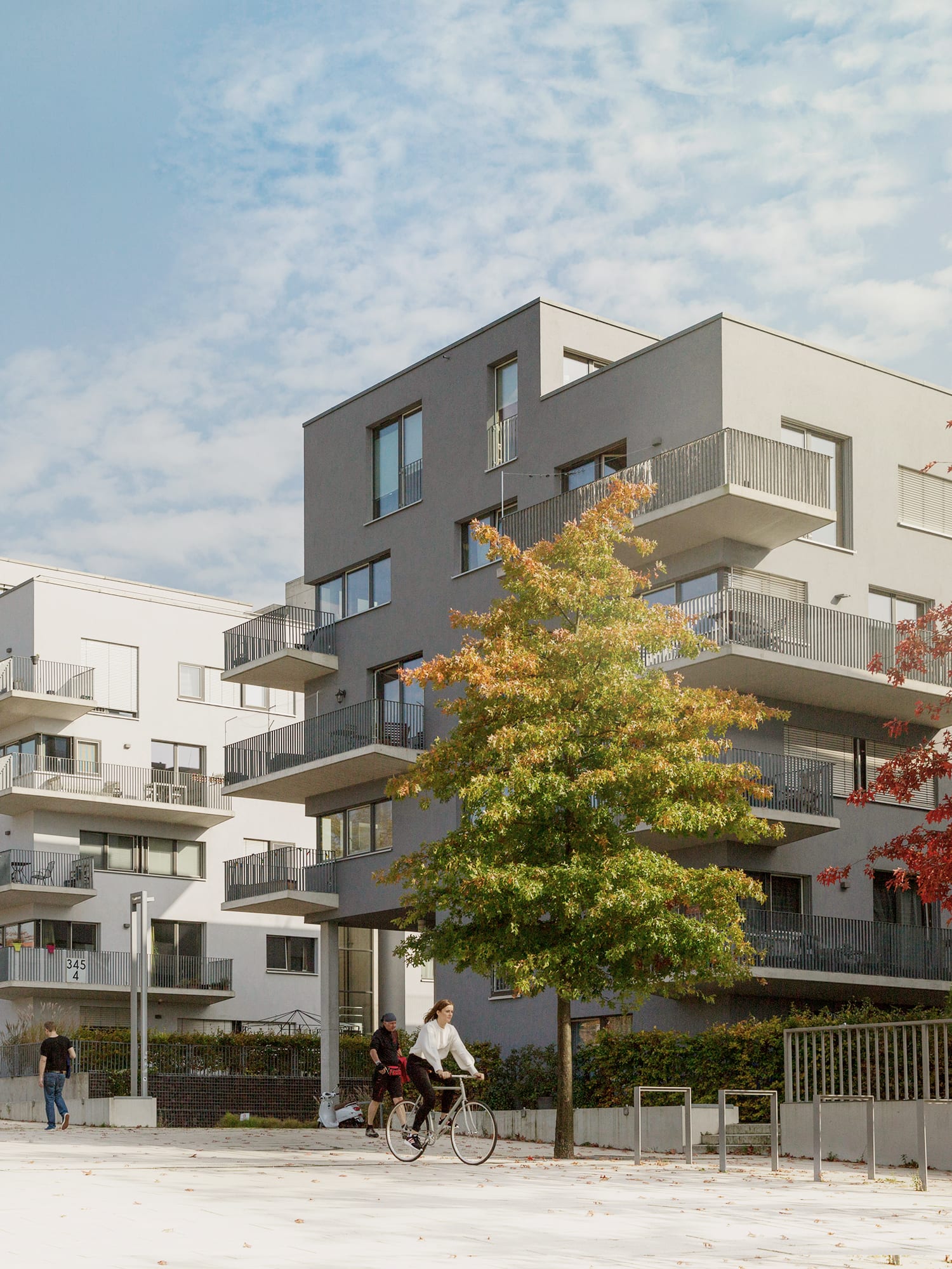 Campaign photography of a new construction area with apartment buildings.