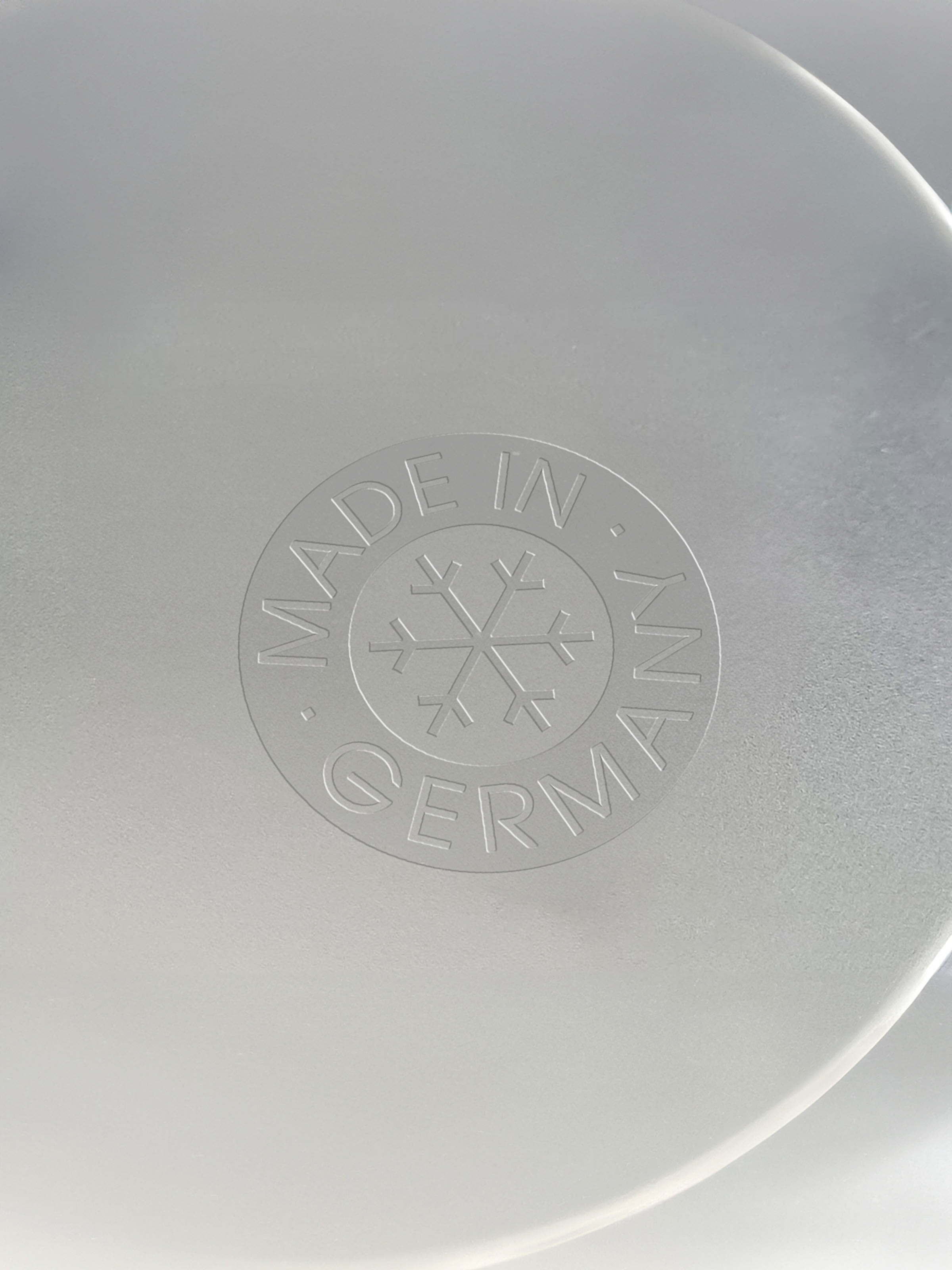 Metalloberfläche mit geprägtem »Made in Germany«-Siegel.