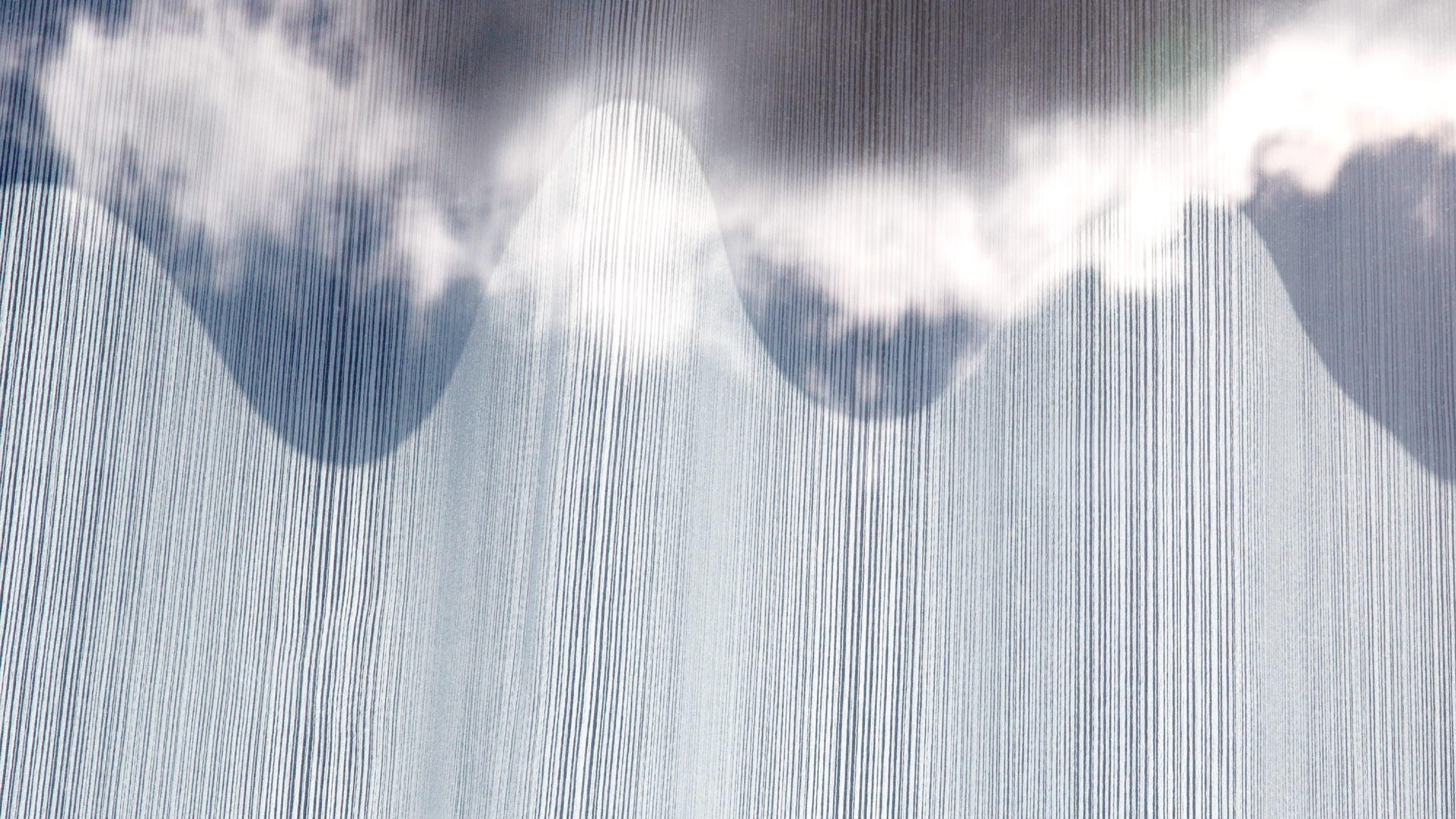 Keyvisuel, welches den weißen Vorhang „Rush“ abbildet. Ein blau, bewölkter Himmel scheint durch den Stoff.