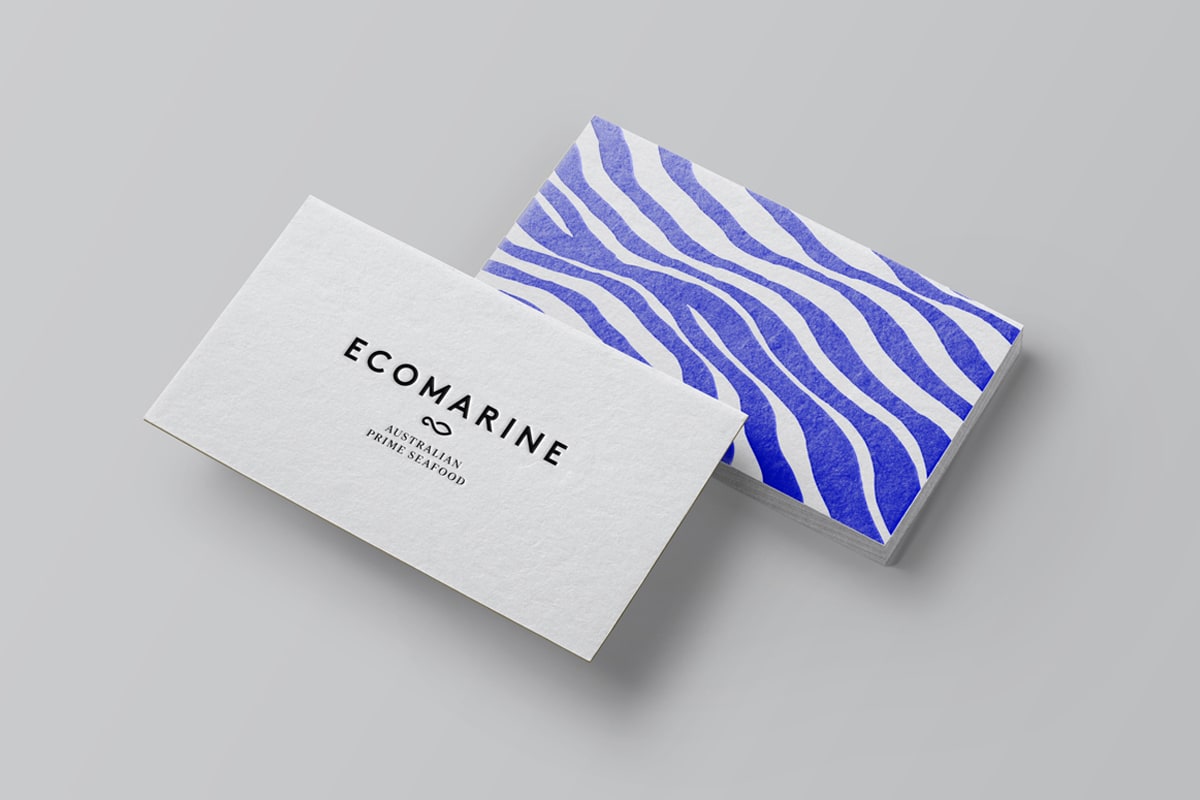 Visitenkarte »ECOMARINE – AUSTRALIAN PRIME SEAFOOD« auf weißem Untergrund. Rückseite besteht aus einem blau-weißen Zebramuster.