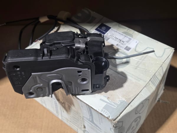 LEFT FRONT DOOR LOCK W211