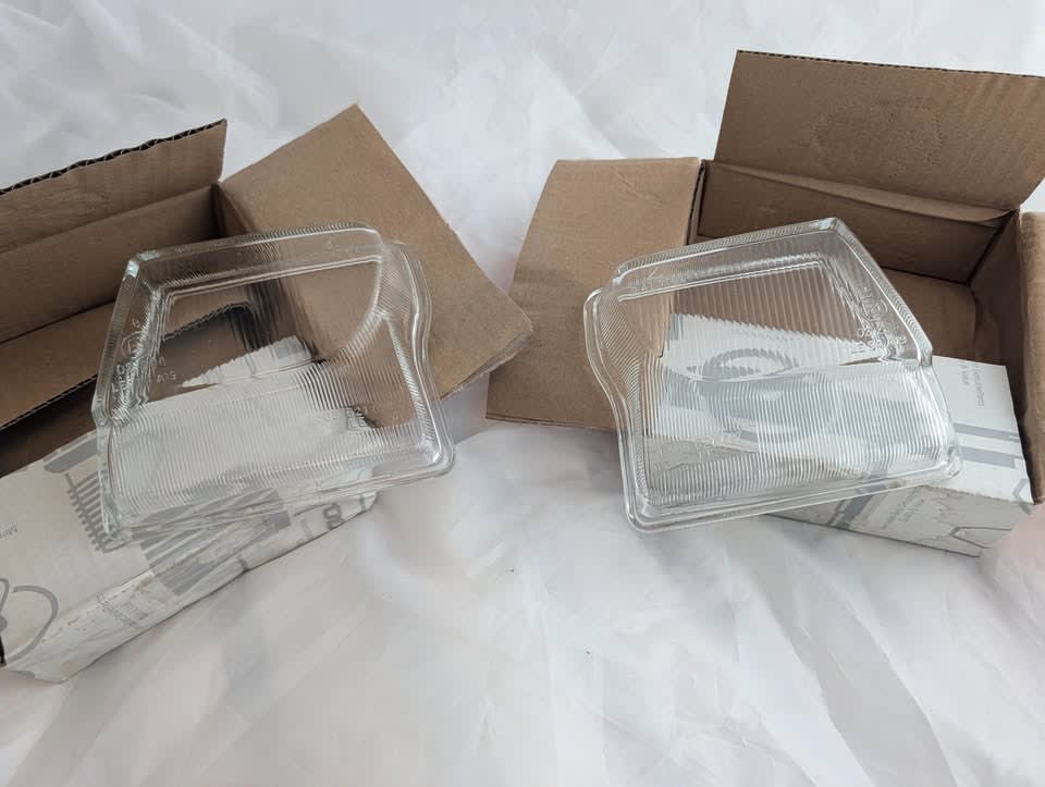 A 129 826 02 90 R129 SL Fog Light Lenses – NEW Pair (L+R) — photo 1 of 8