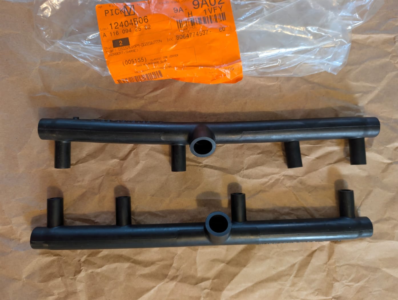 A 116 094 25 82 Genuine Mercedes-Benz Injector Air Distribution Hose – M116 / M117 (post-1985) ) — photo 1 of 5