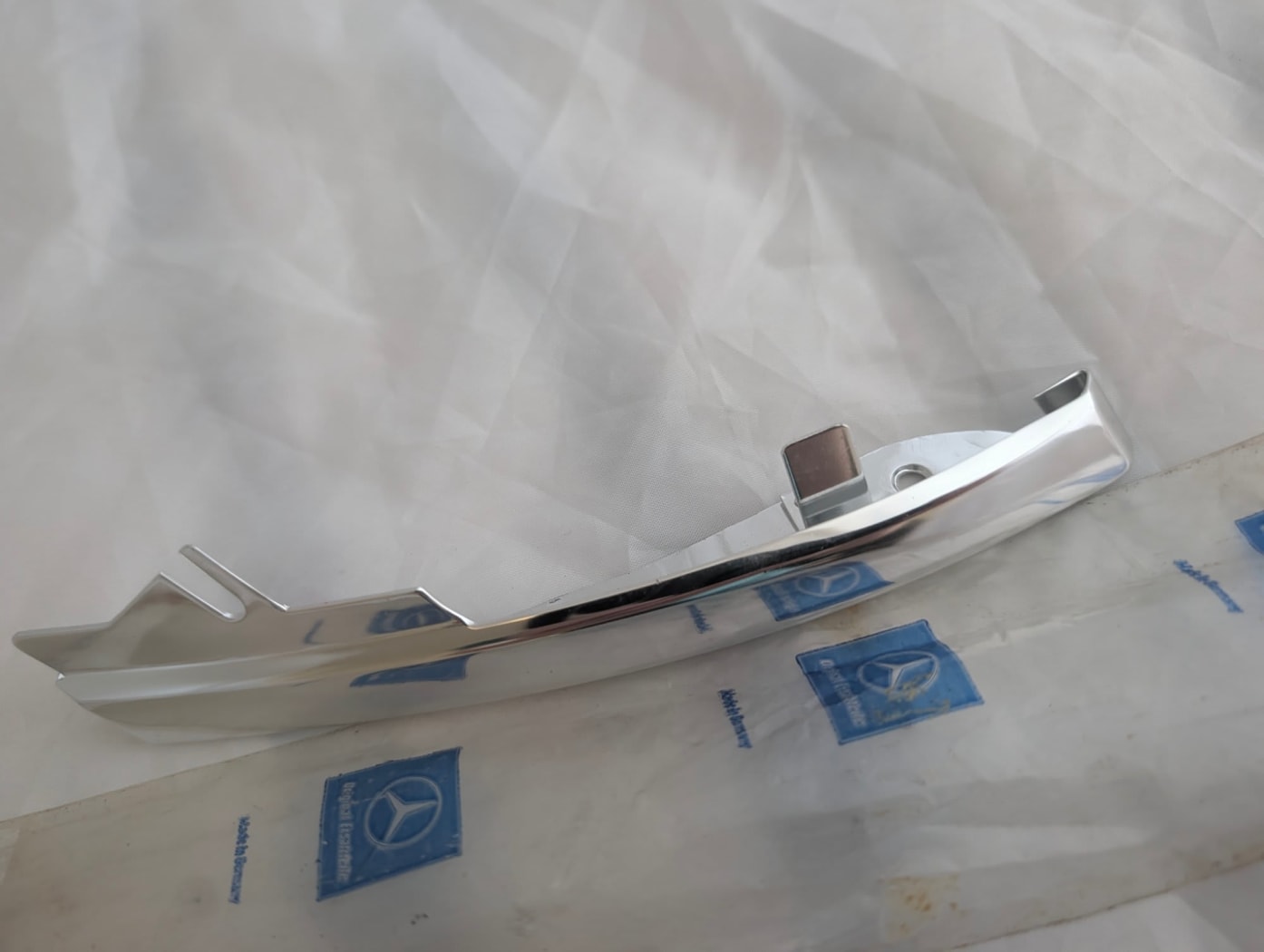 A 115 690 16 89 W114 W115 A-Pillar Trim Strip Right A-Pillar Moulding RH OE — photo 1 of 3