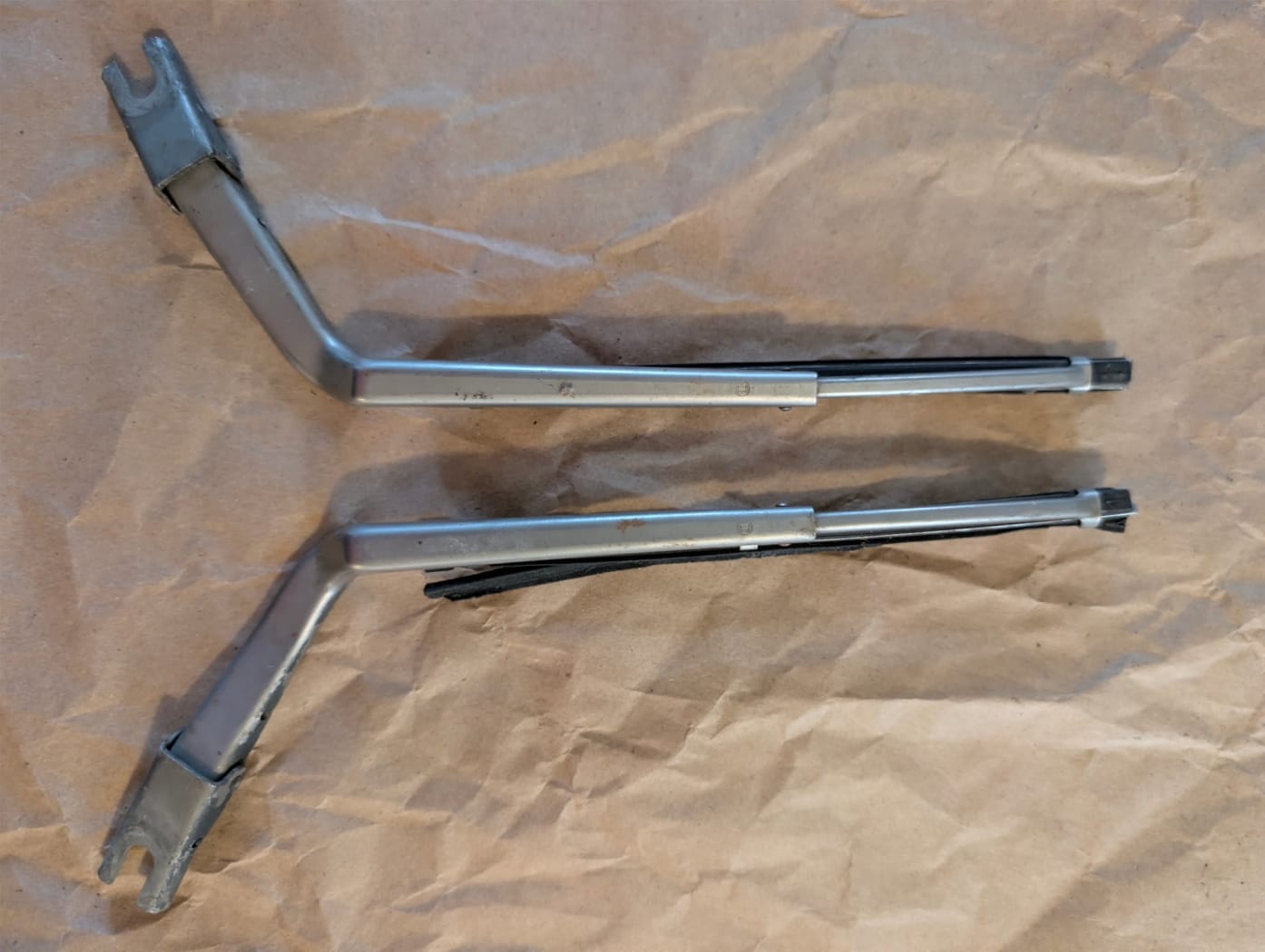 A 107 820 05 44 Genuine Mercedes-Benz Headlight Wiper Arms – R107 / C107 Euro Headlights — photo 1 of 11