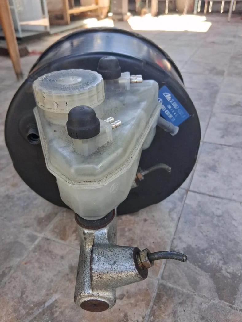 A 002 430 44 30 Mercedes Benz W126 brake booster, slave cylinder and reservoir — photo 1 of 6