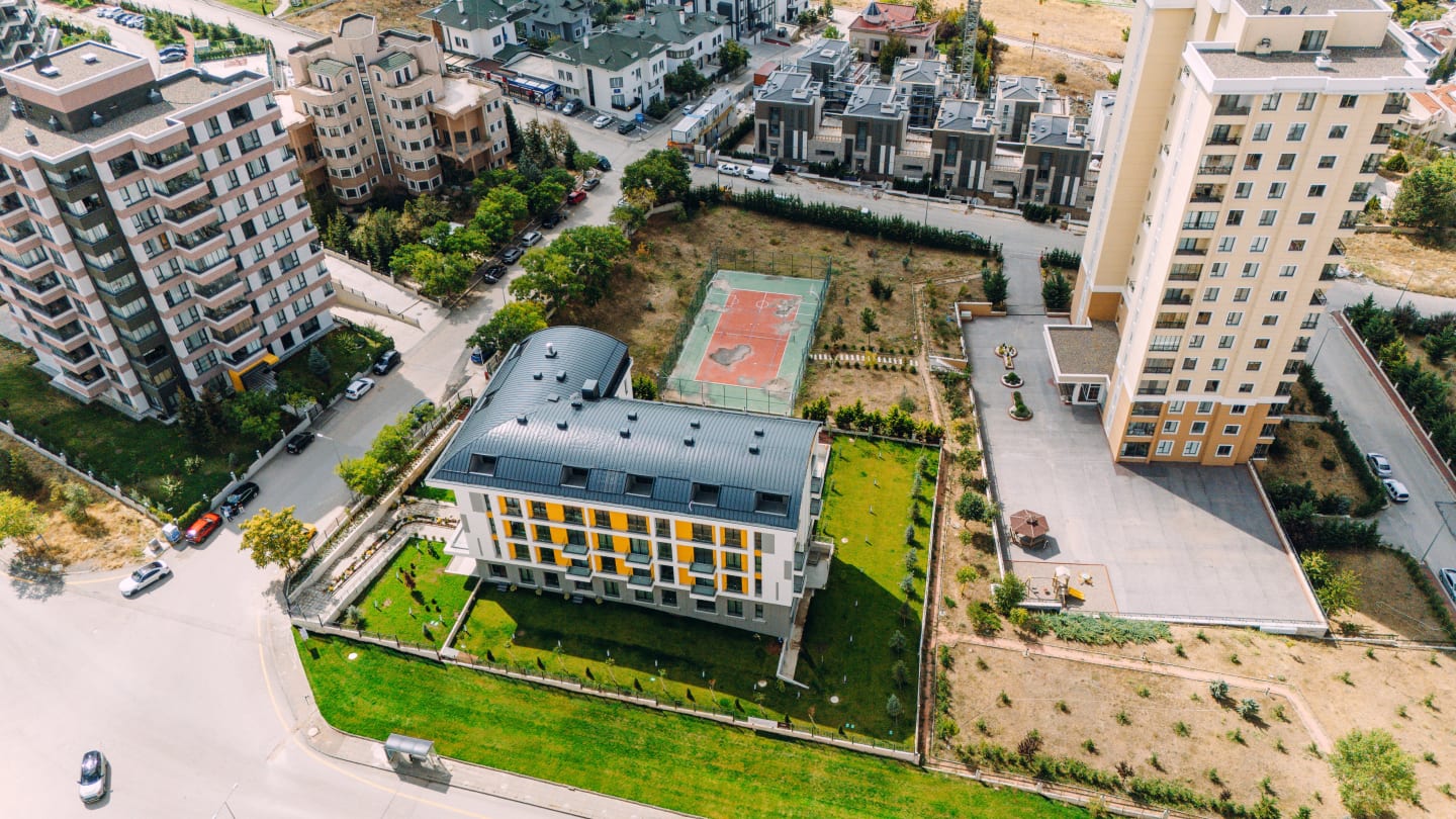 Vera Flats ve komşu spor sahası, havadan görünüm