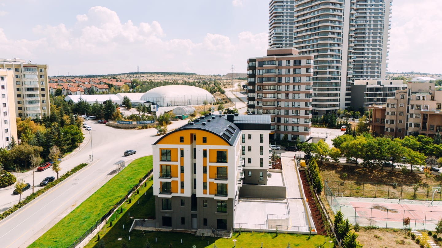 Vera Flats ön cephesi, arka planda Bilkent’in yüksek binaları