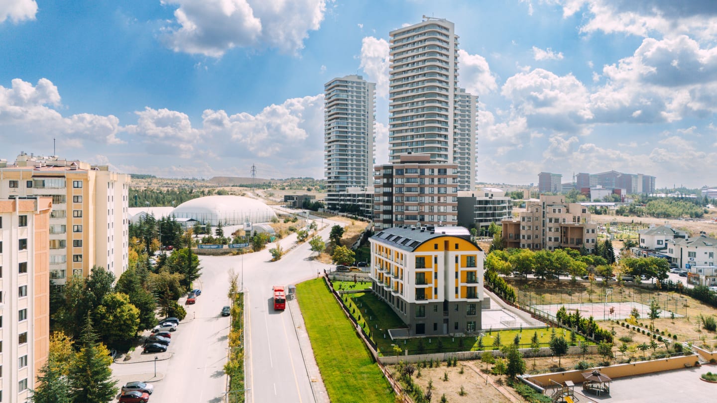 Vera Flats ve çevre yolu, Bilkent’te geniş açılı drone çekimi