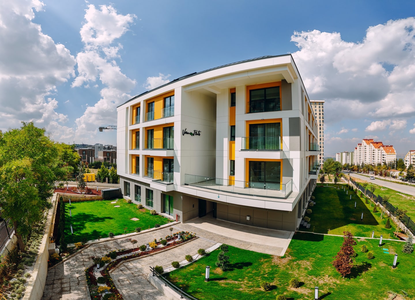 Vera Flats logolu giriş cephesi ve bahçe yolu, panoramik çekim