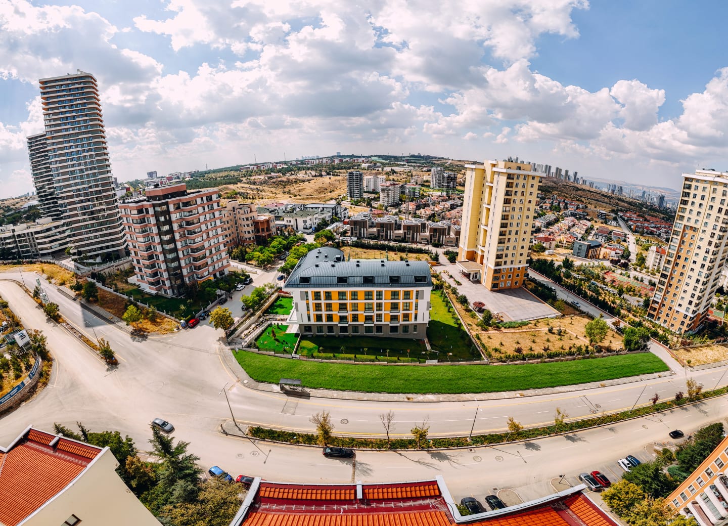 Vera Flats ve önündeki cadde, panoramik havadan görünüm